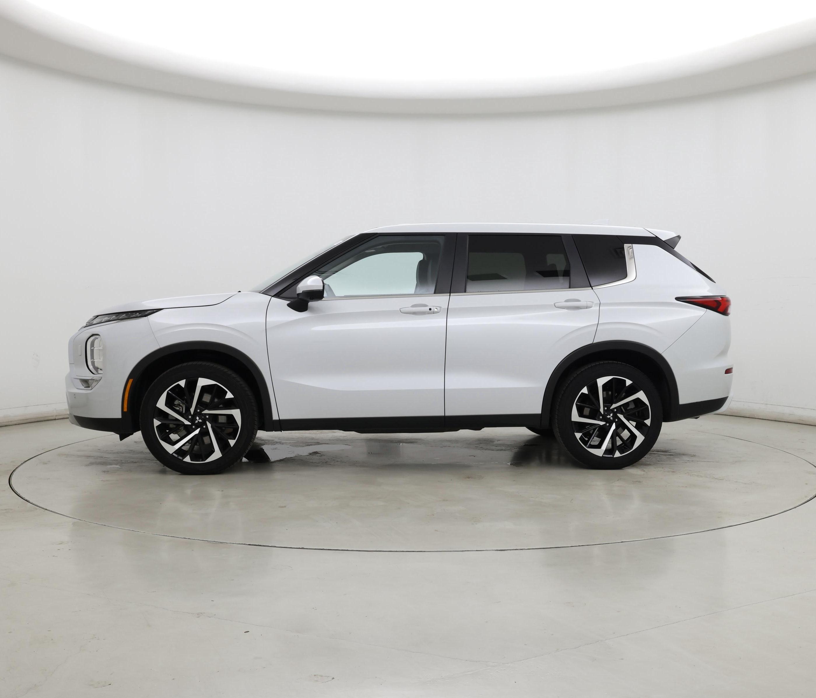 Thumbnail: 2024 Mitsubishi Outlander - 3
