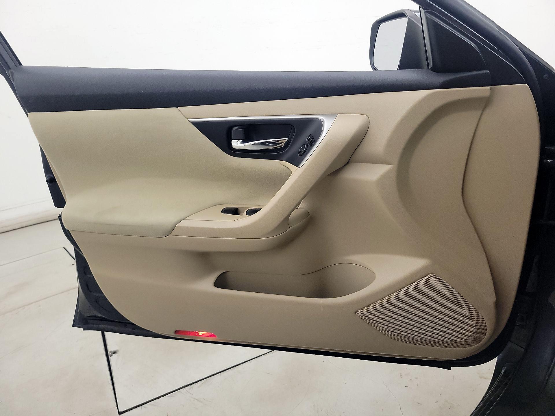 Thumbnail: 2015 Nissan Altima - 12