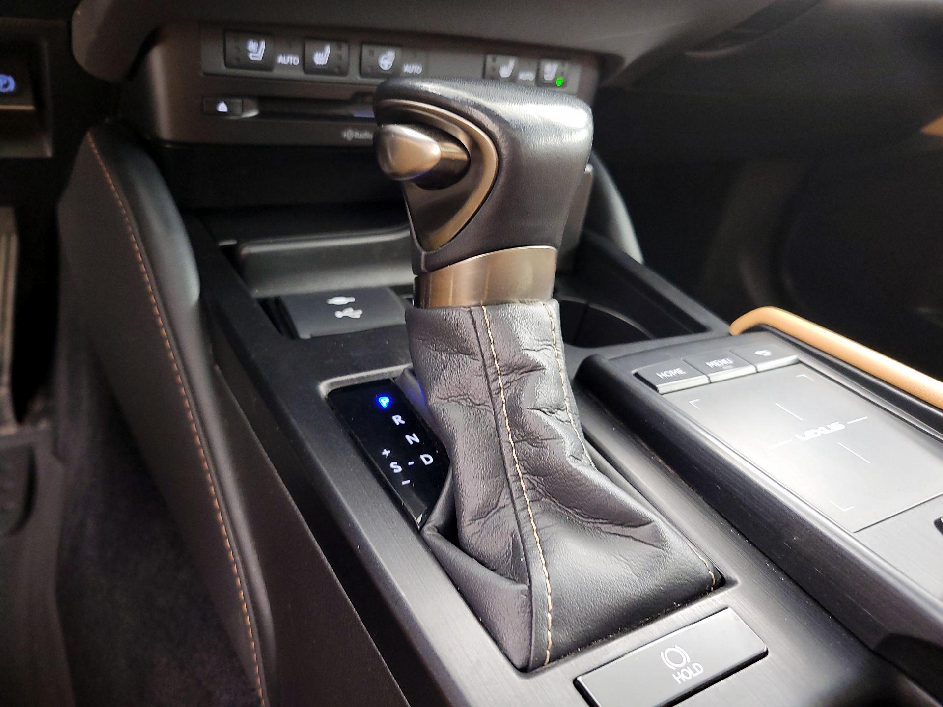 Thumbnail: 2022 Lexus ES - 17