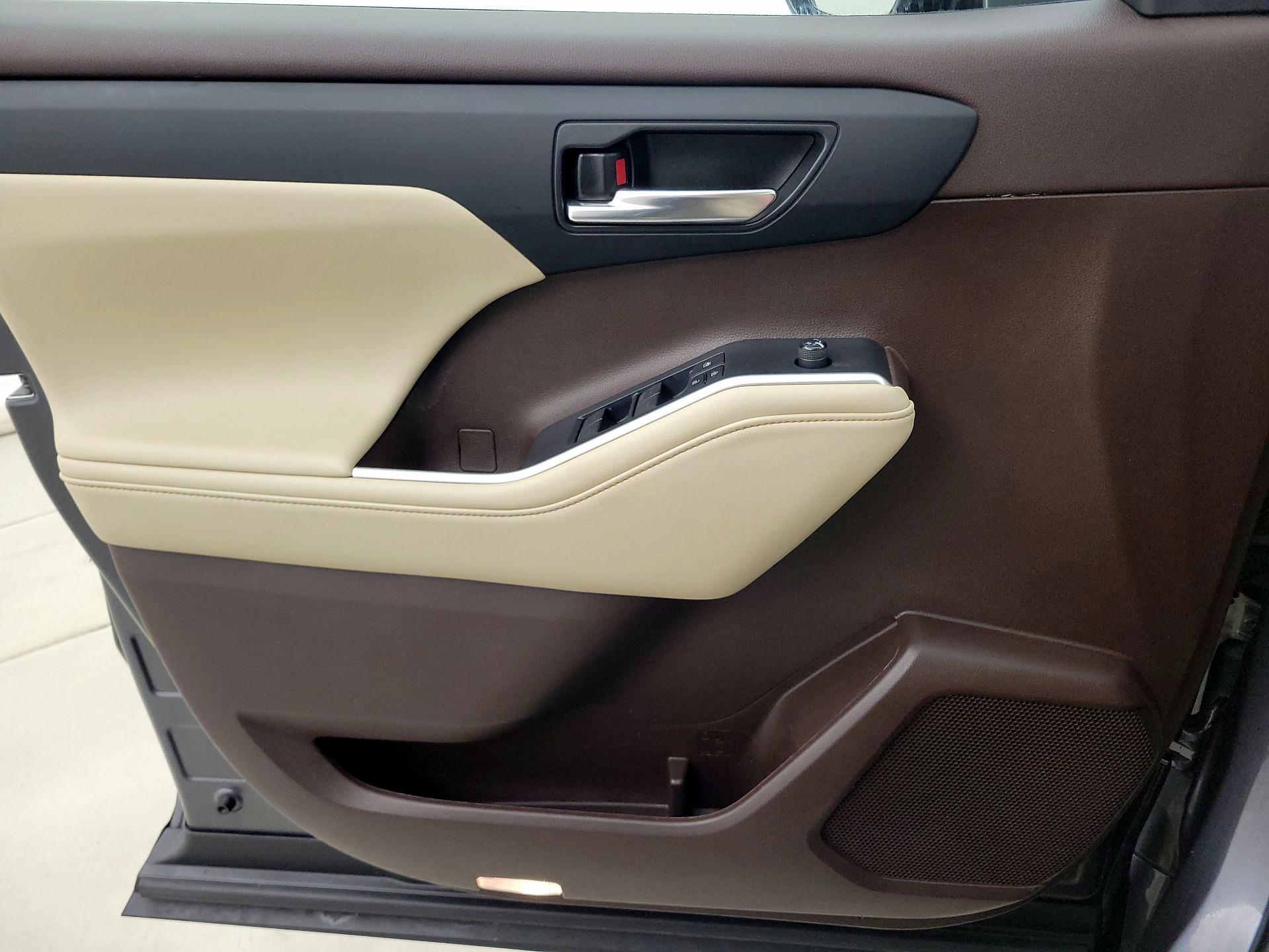 Thumbnail: 2021 Toyota Highlander - 12