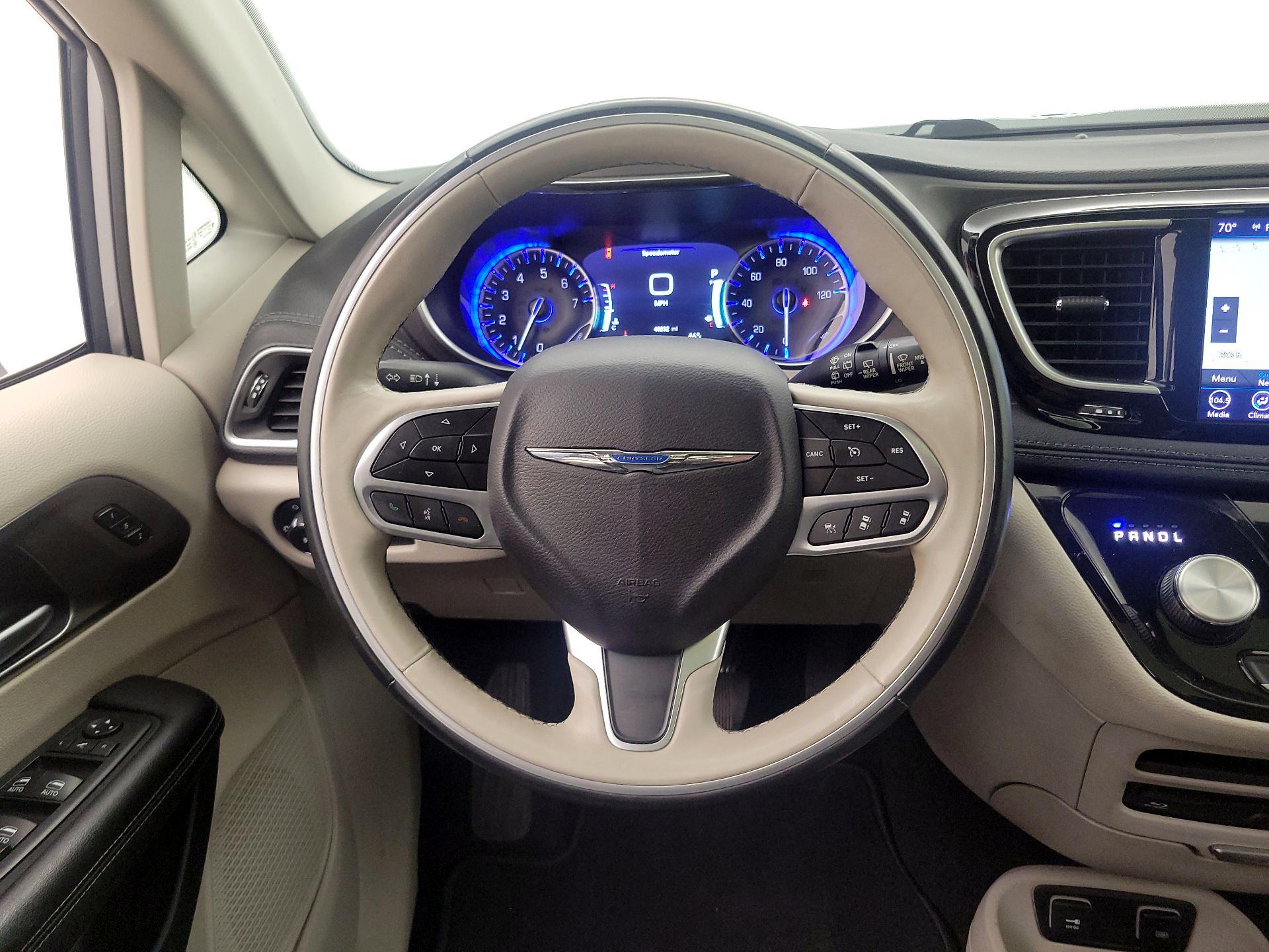 Thumbnail: 2019 Chrysler Pacifica - 10