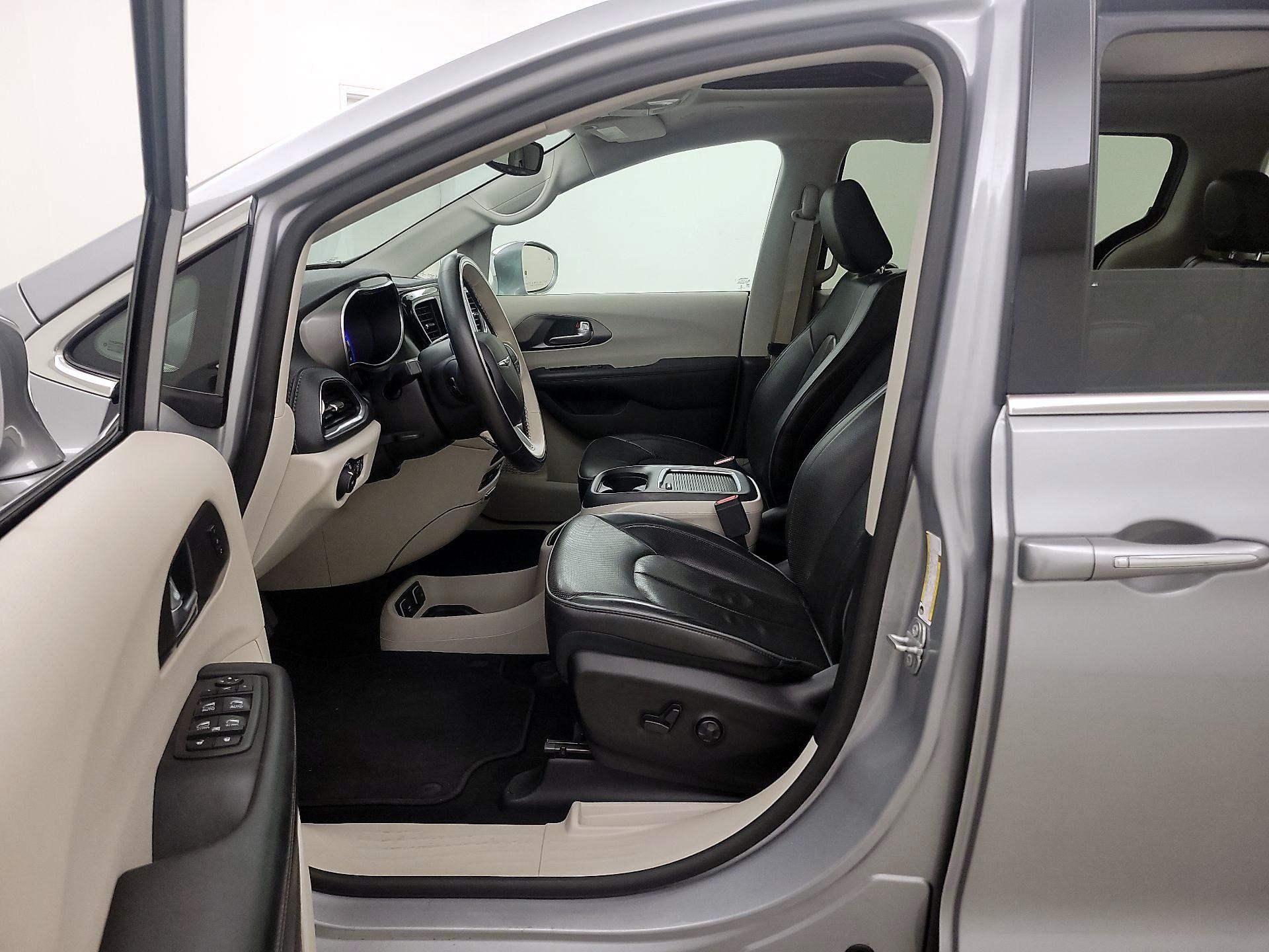 Thumbnail: 2019 Chrysler Pacifica - 11