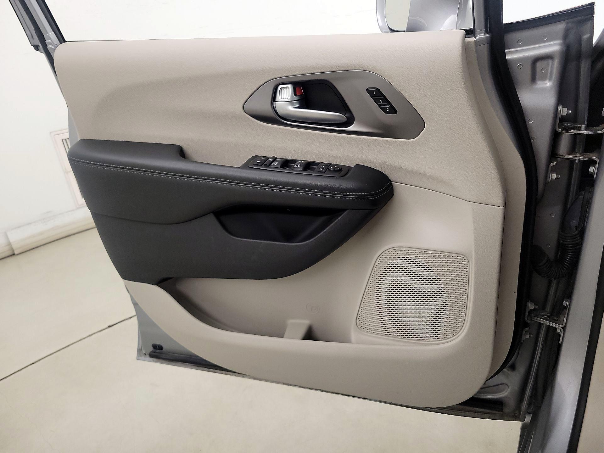 Thumbnail: 2019 Chrysler Pacifica - 12