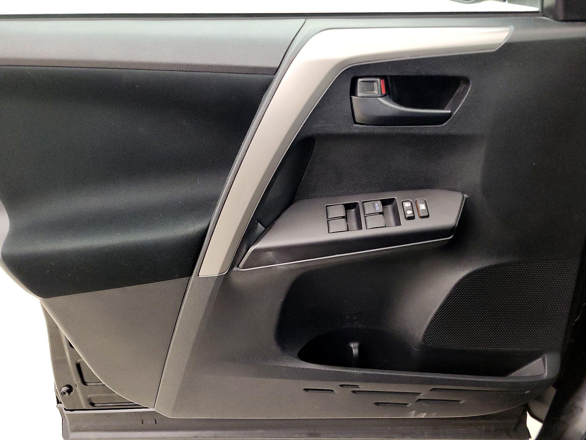 Thumbnail: 2018 Toyota RAV4 - 12