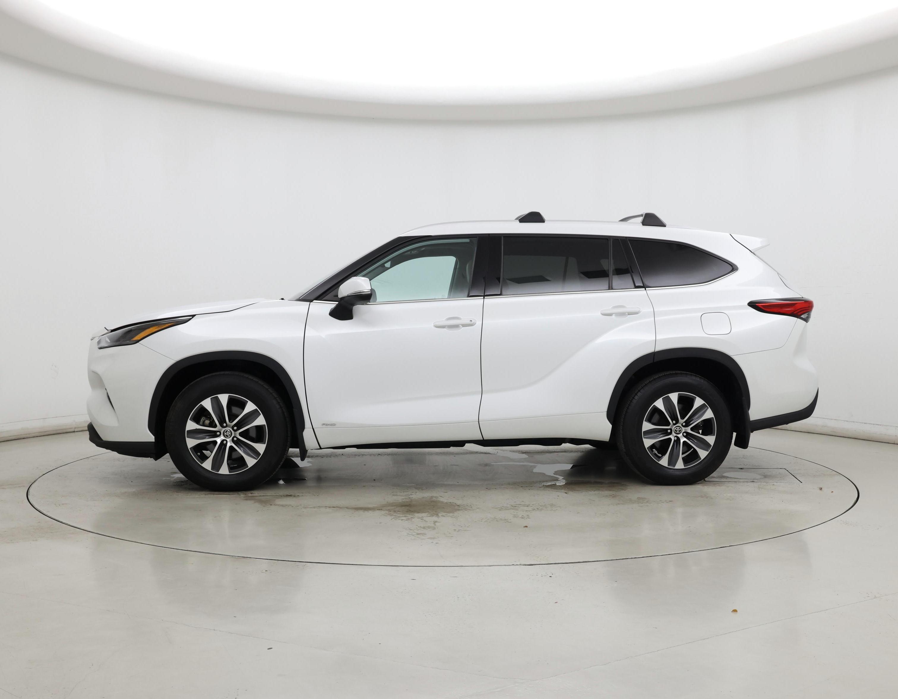 Thumbnail: 2022 Toyota Highlander - 3
