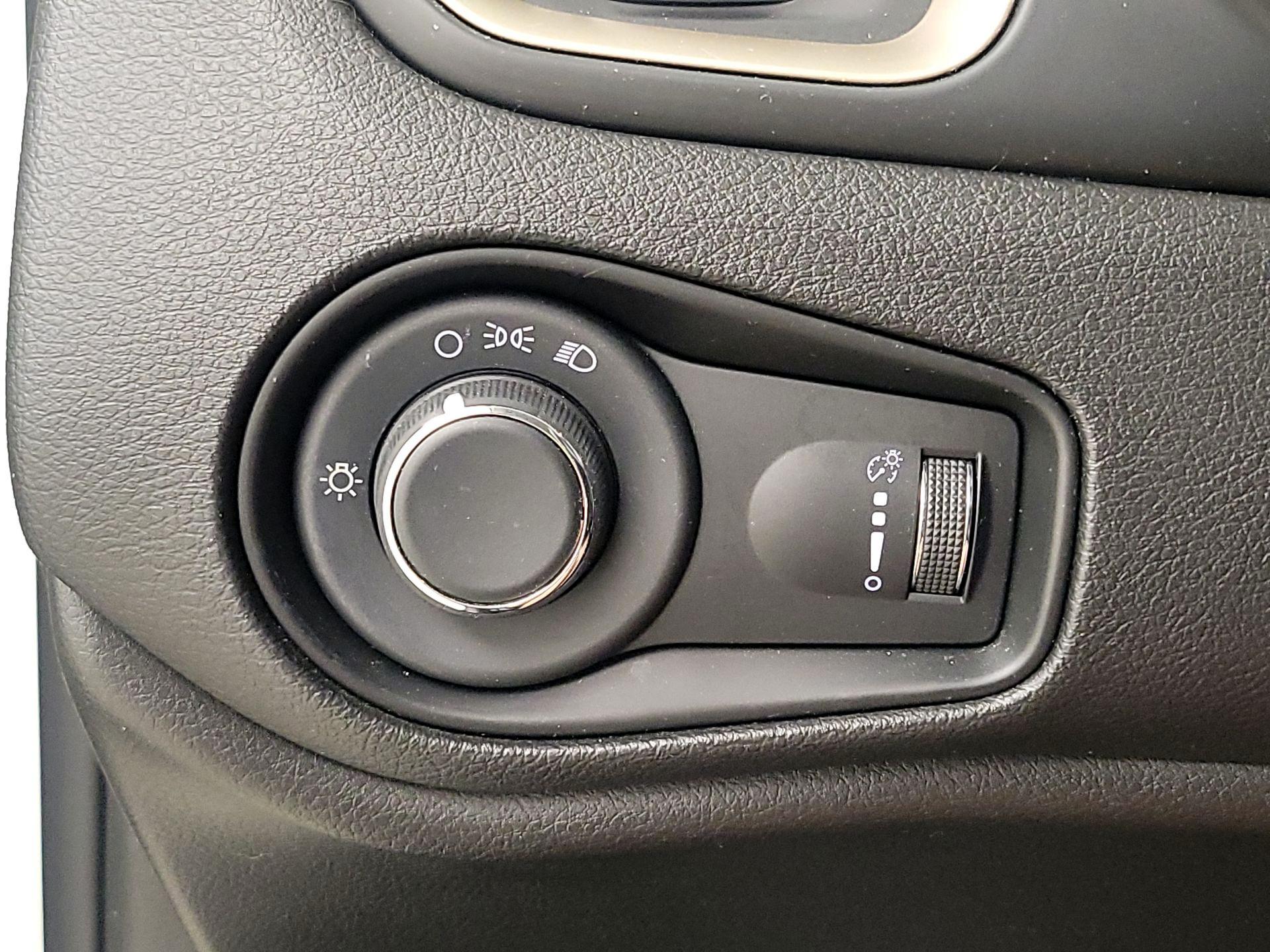 Thumbnail: 2017 Jeep Renegade - 13