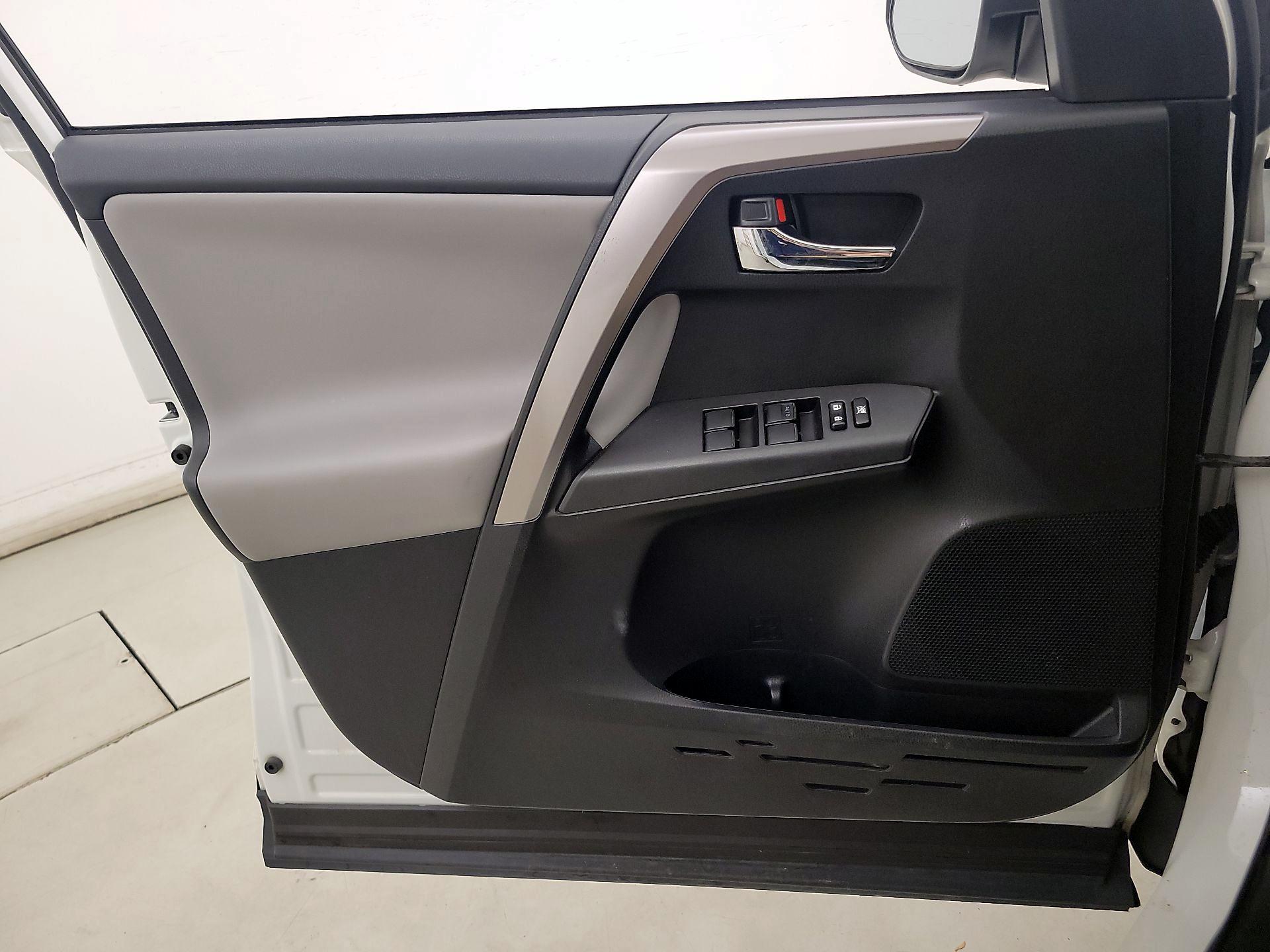 Thumbnail: 2018 Toyota RAV4 - 12