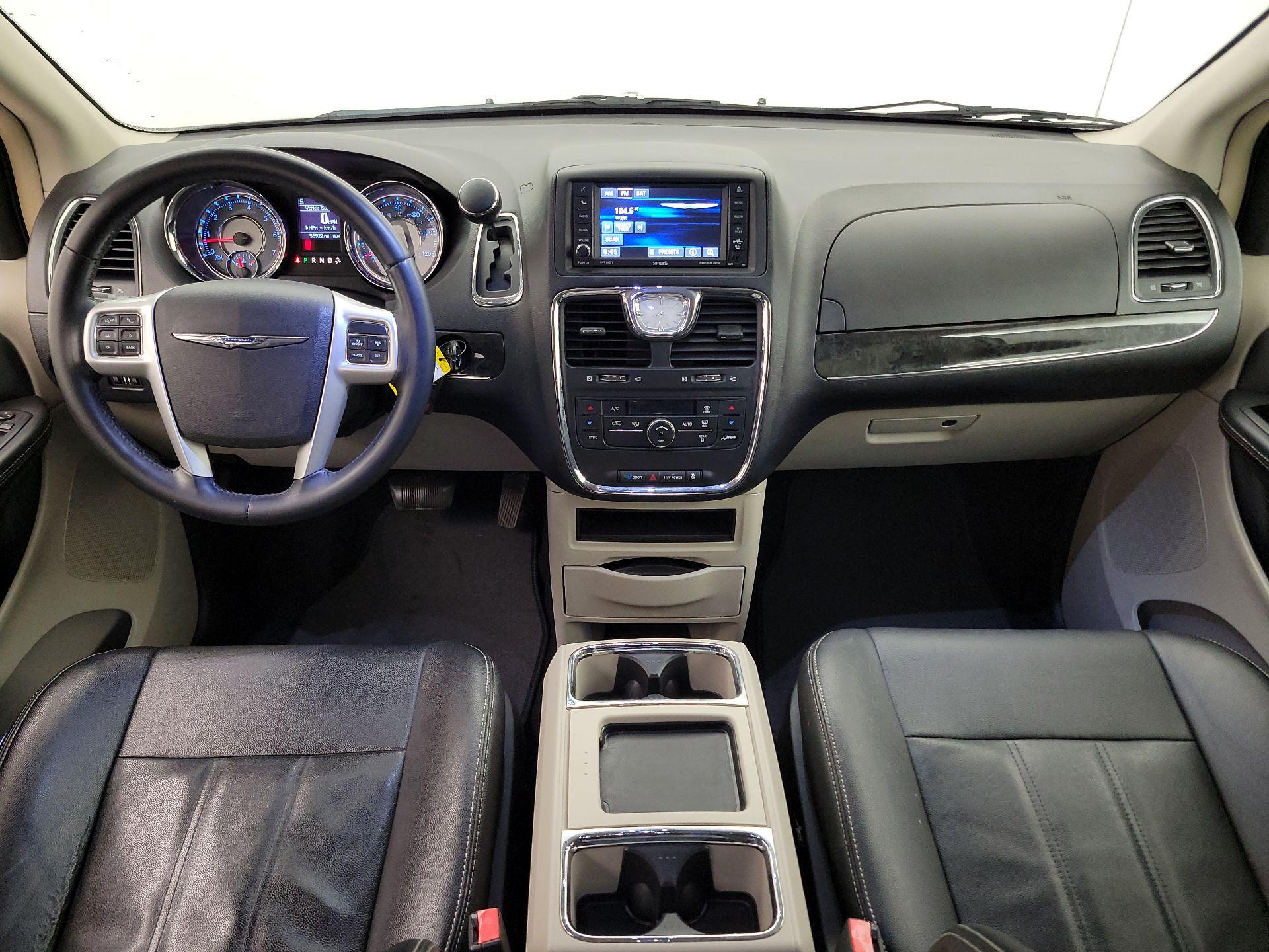 Thumbnail: 2016 Chrysler Town & Country - 9