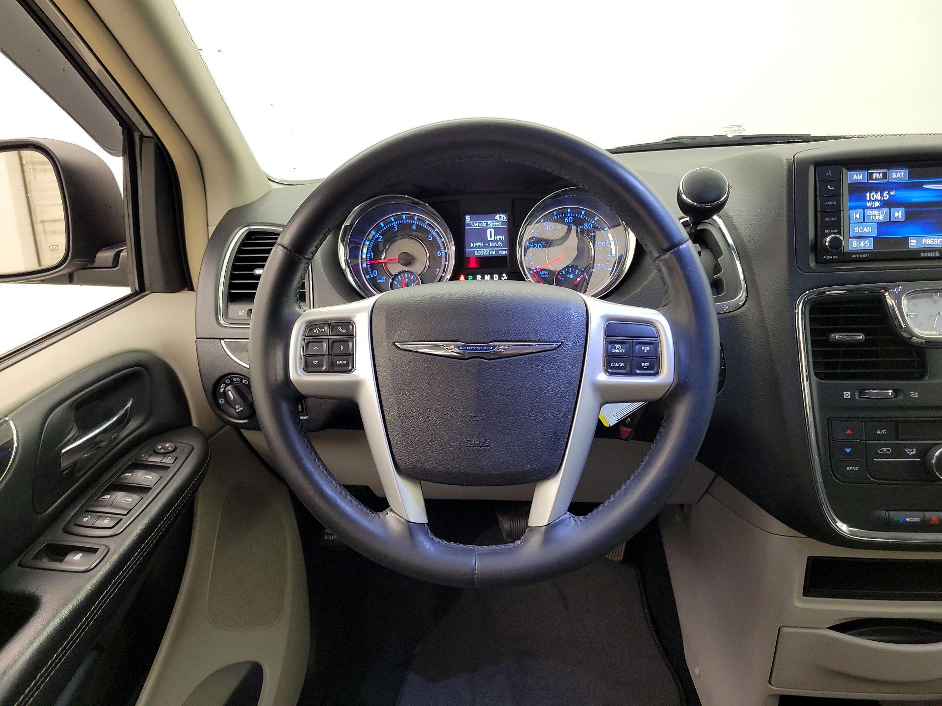 Thumbnail: 2016 Chrysler Town & Country - 10