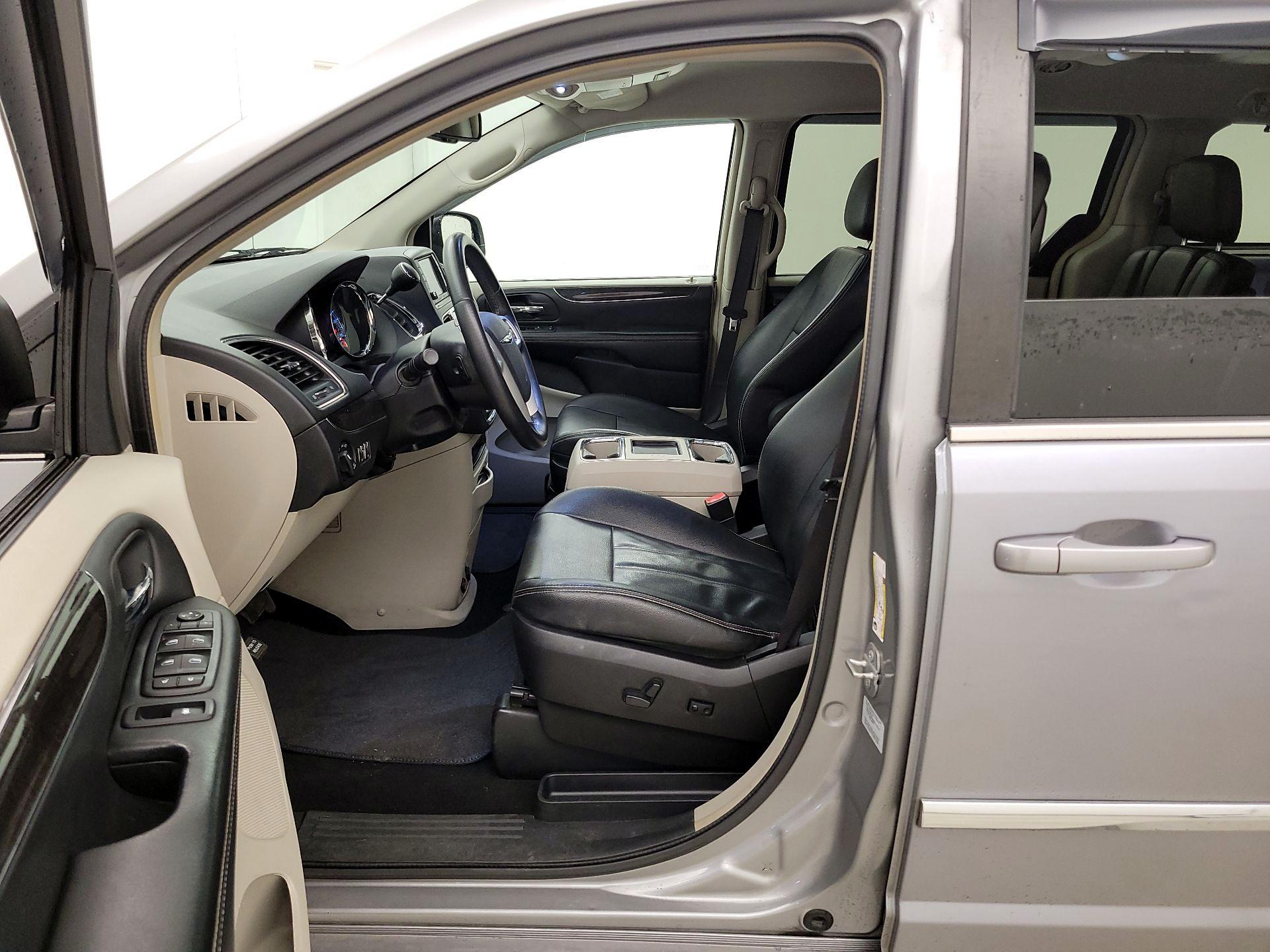 Thumbnail: 2016 Chrysler Town & Country - 11