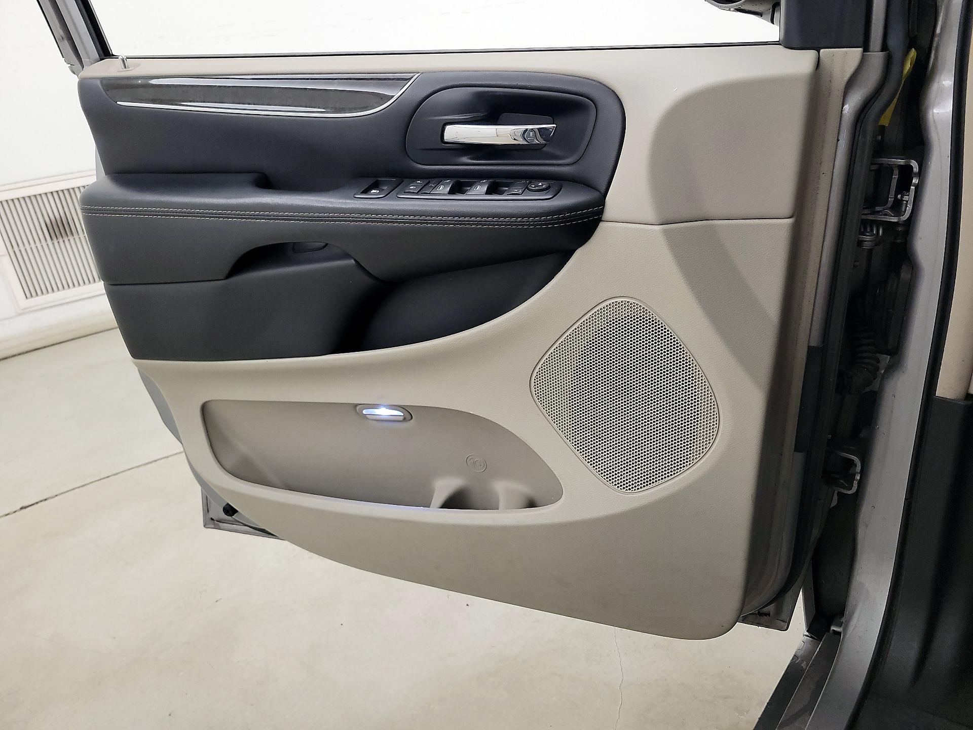 Thumbnail: 2016 Chrysler Town & Country - 12