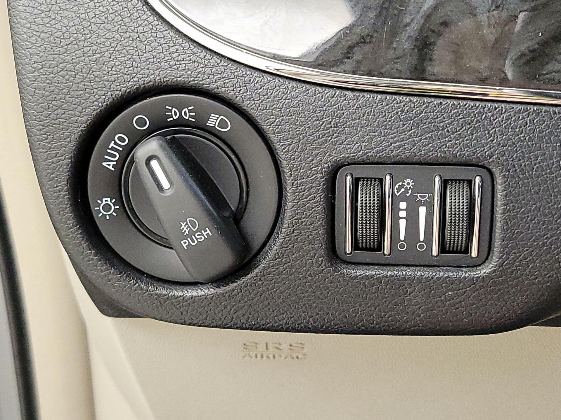 Thumbnail: 2016 Chrysler Town & Country - 13