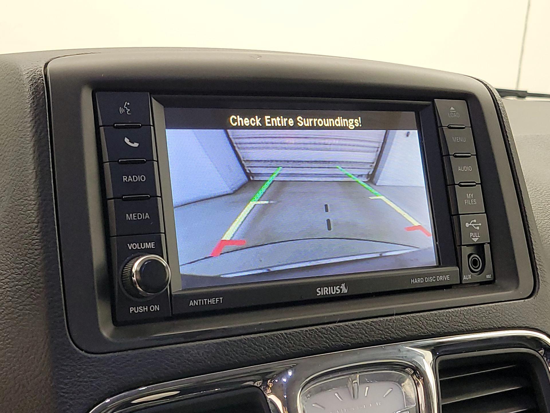 Thumbnail: 2016 Chrysler Town & Country - 14