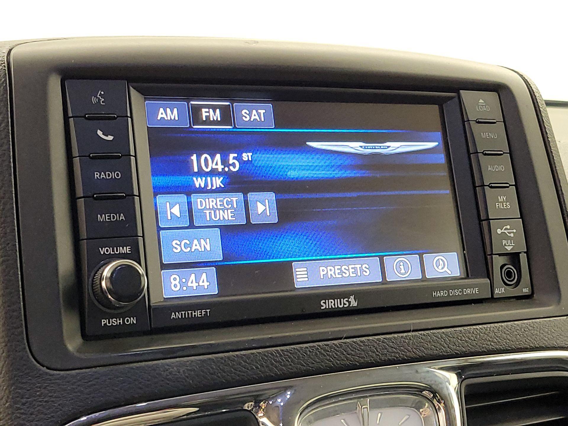 Thumbnail: 2016 Chrysler Town & Country - 15