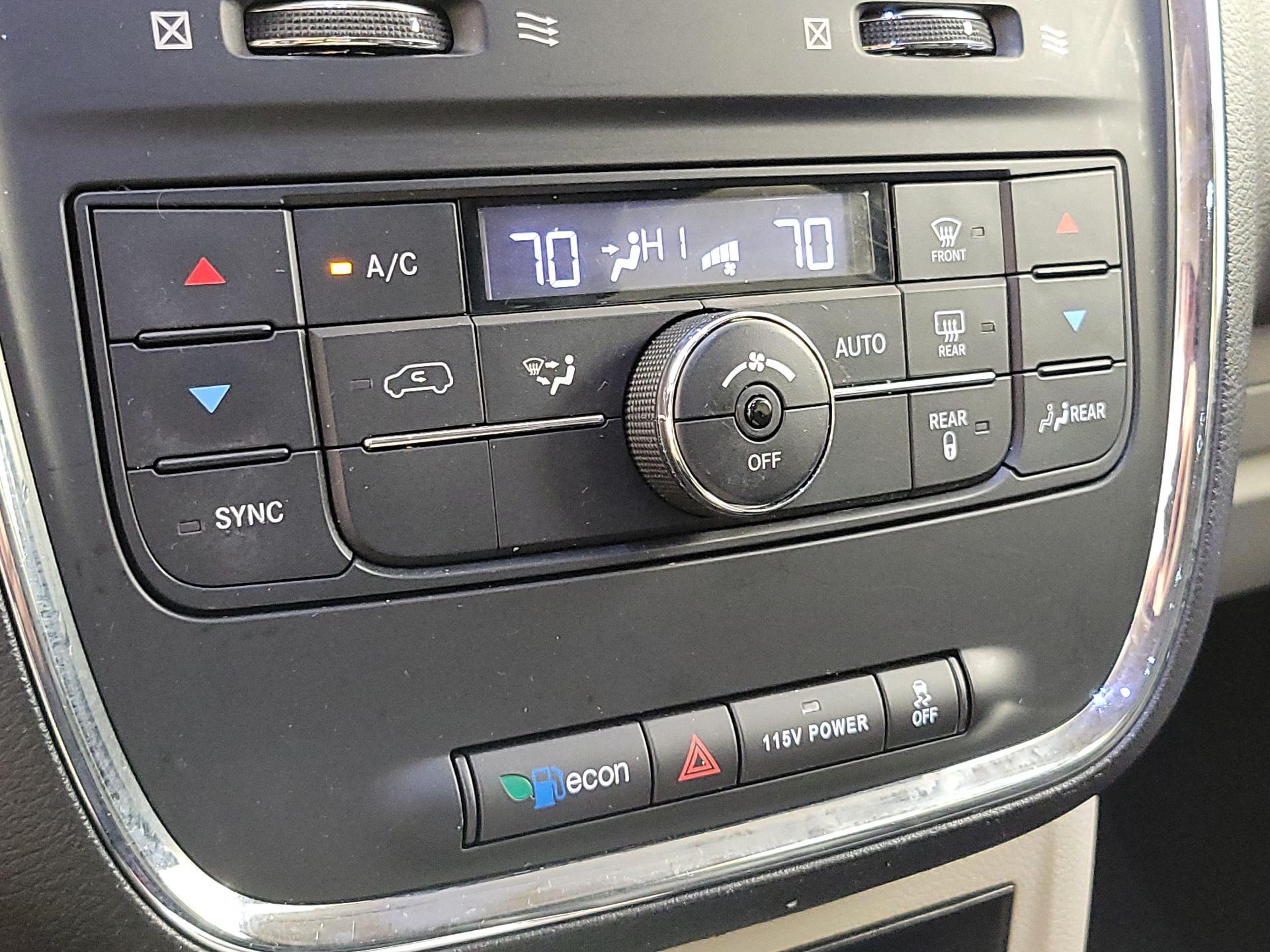 Thumbnail: 2016 Chrysler Town & Country - 16