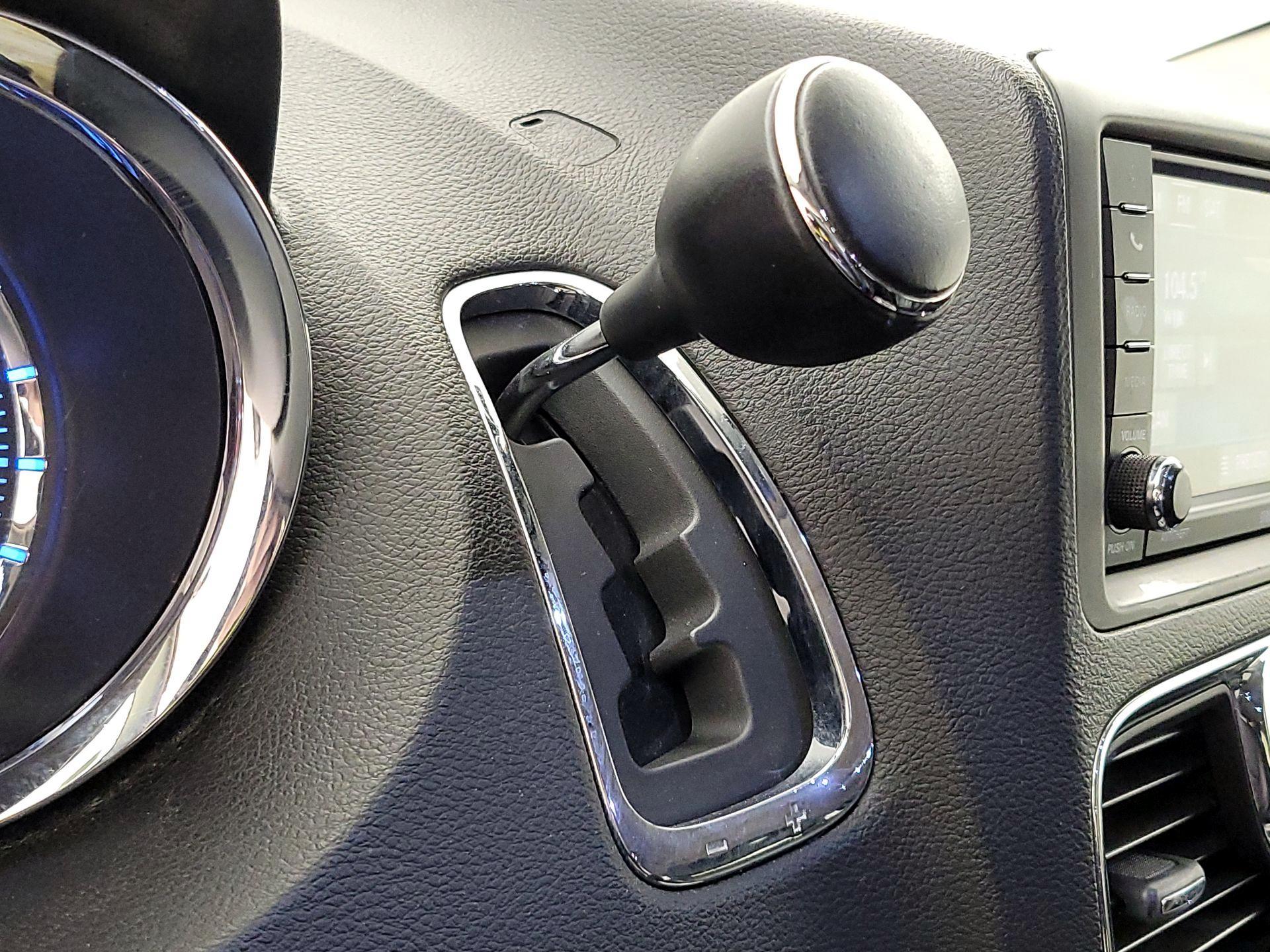 Thumbnail: 2016 Chrysler Town & Country - 17