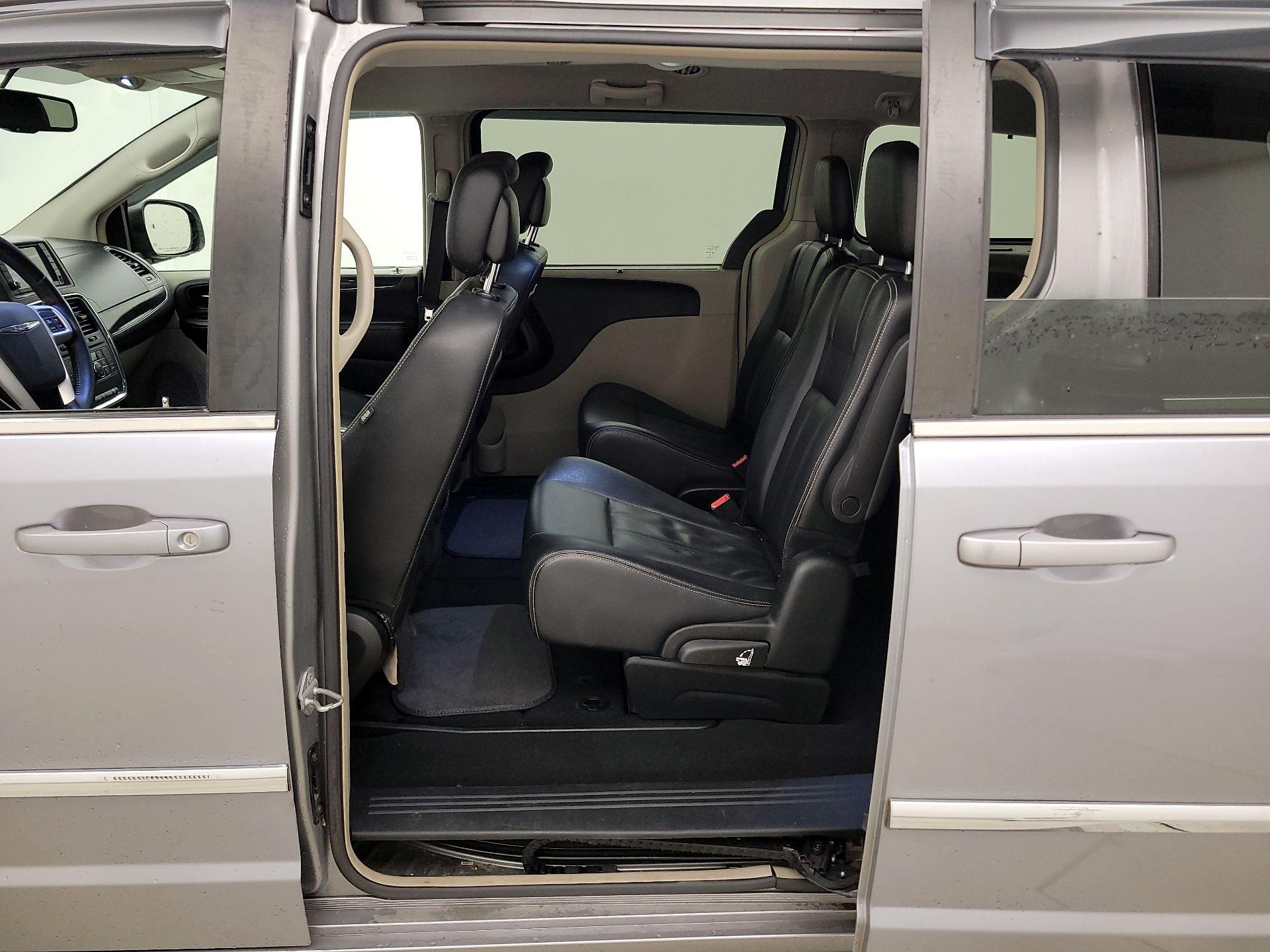 Thumbnail: 2016 Chrysler Town & Country - 18