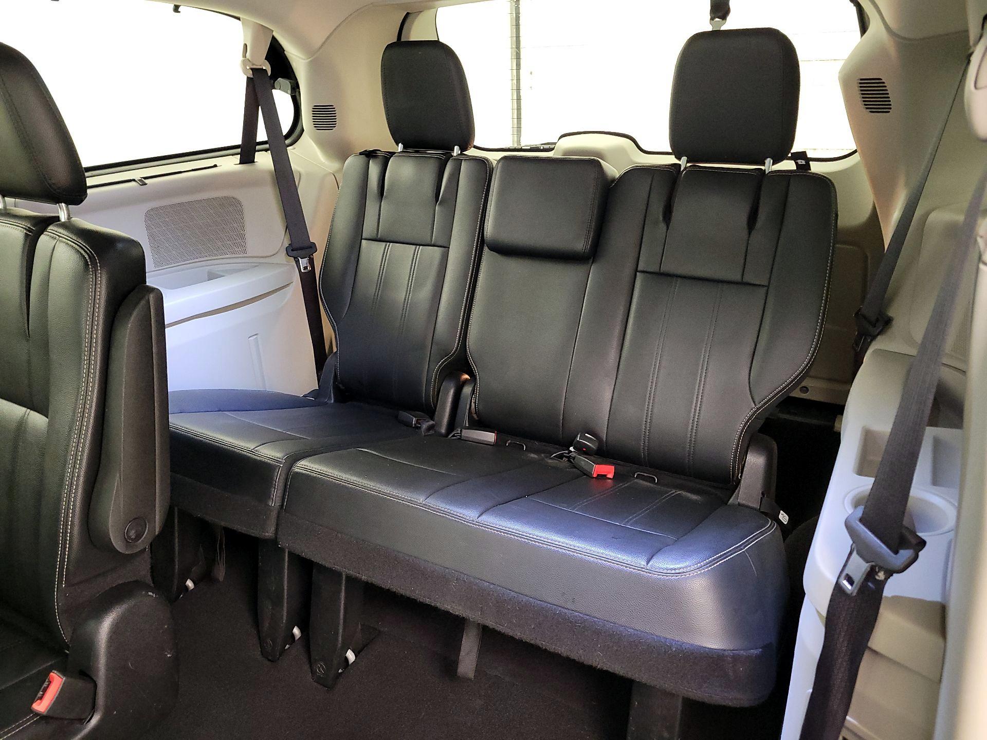 Thumbnail: 2016 Chrysler Town & Country - 19