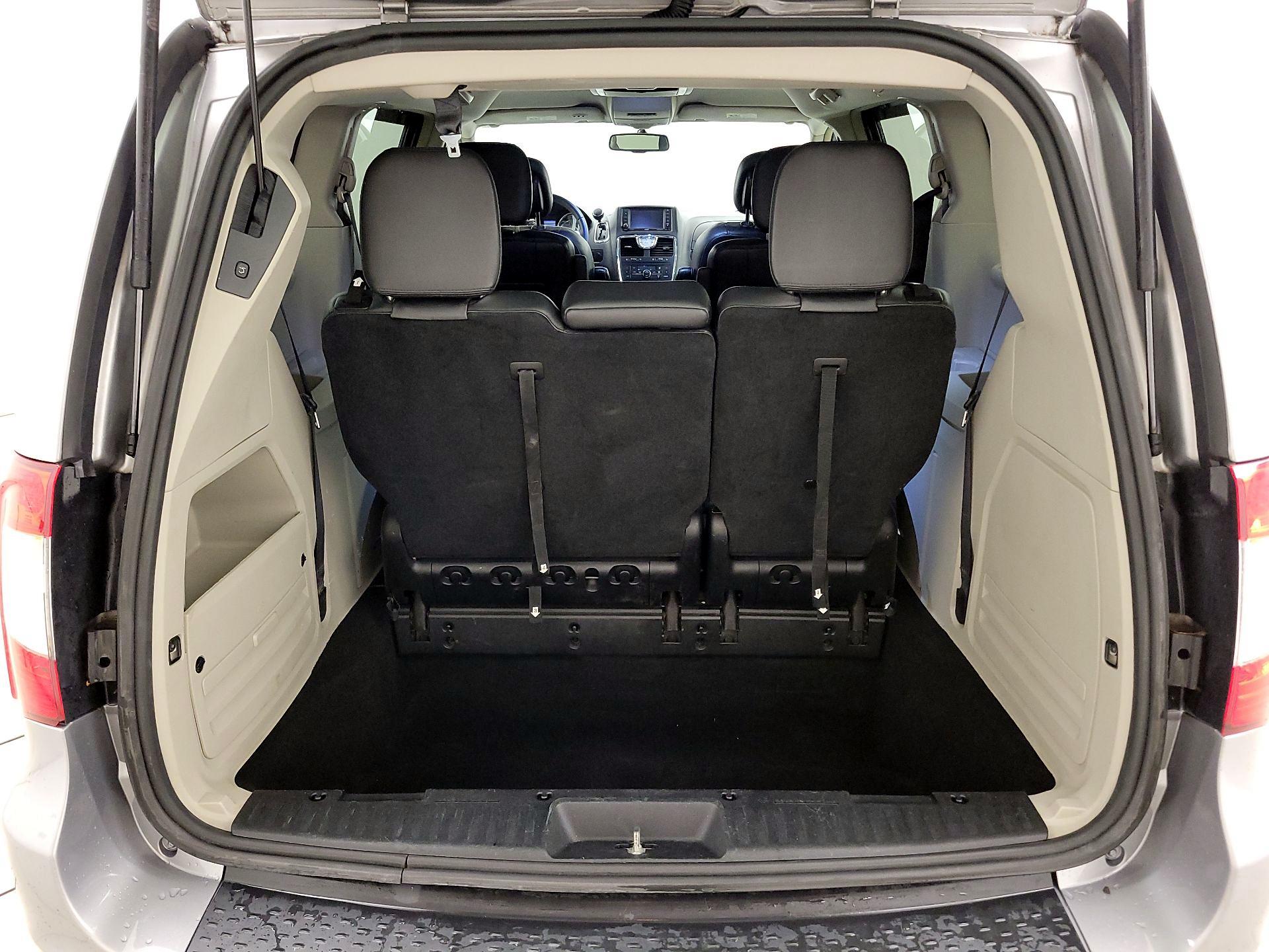 Thumbnail: 2016 Chrysler Town & Country - 20