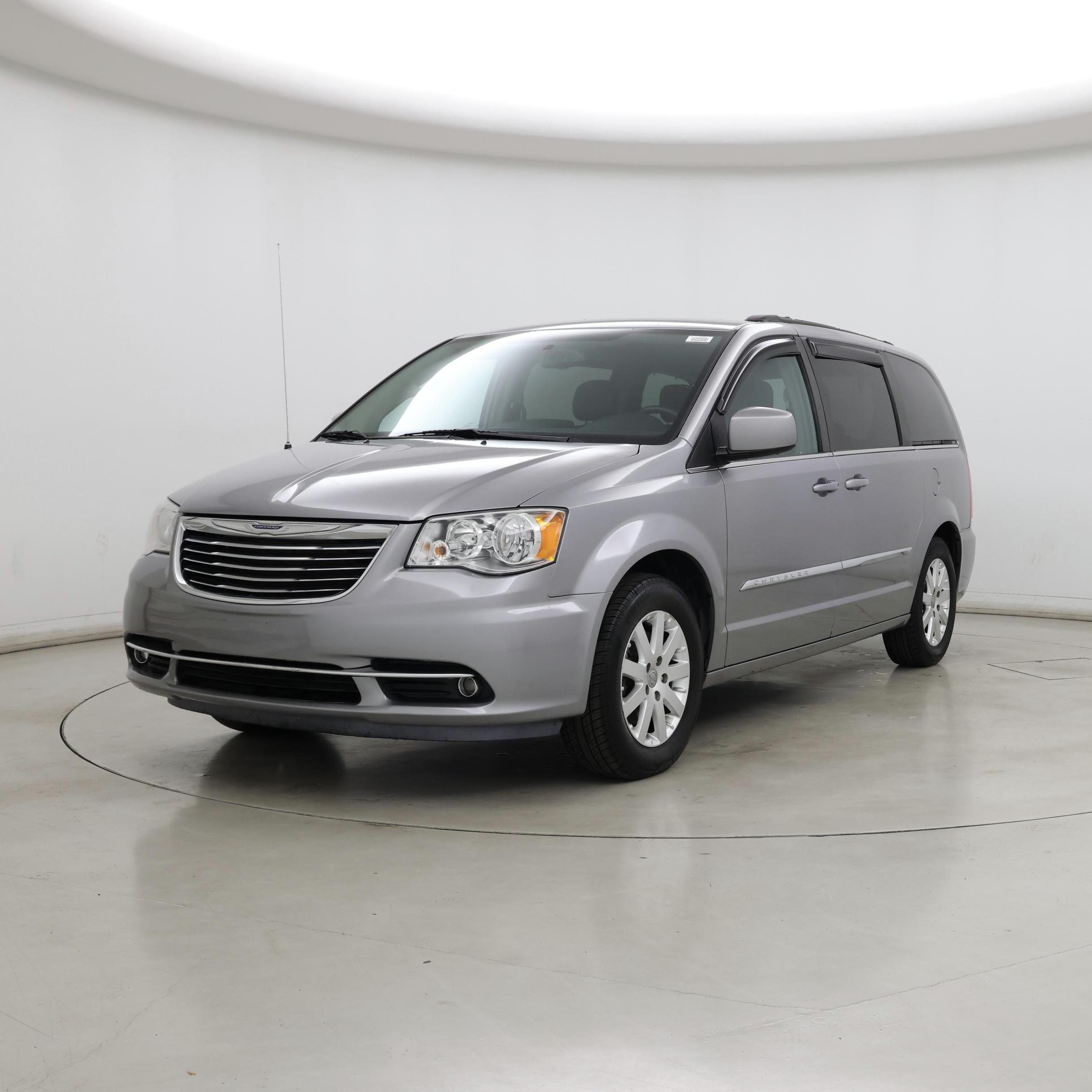 Thumbnail: 2016 Chrysler Town & Country - 4