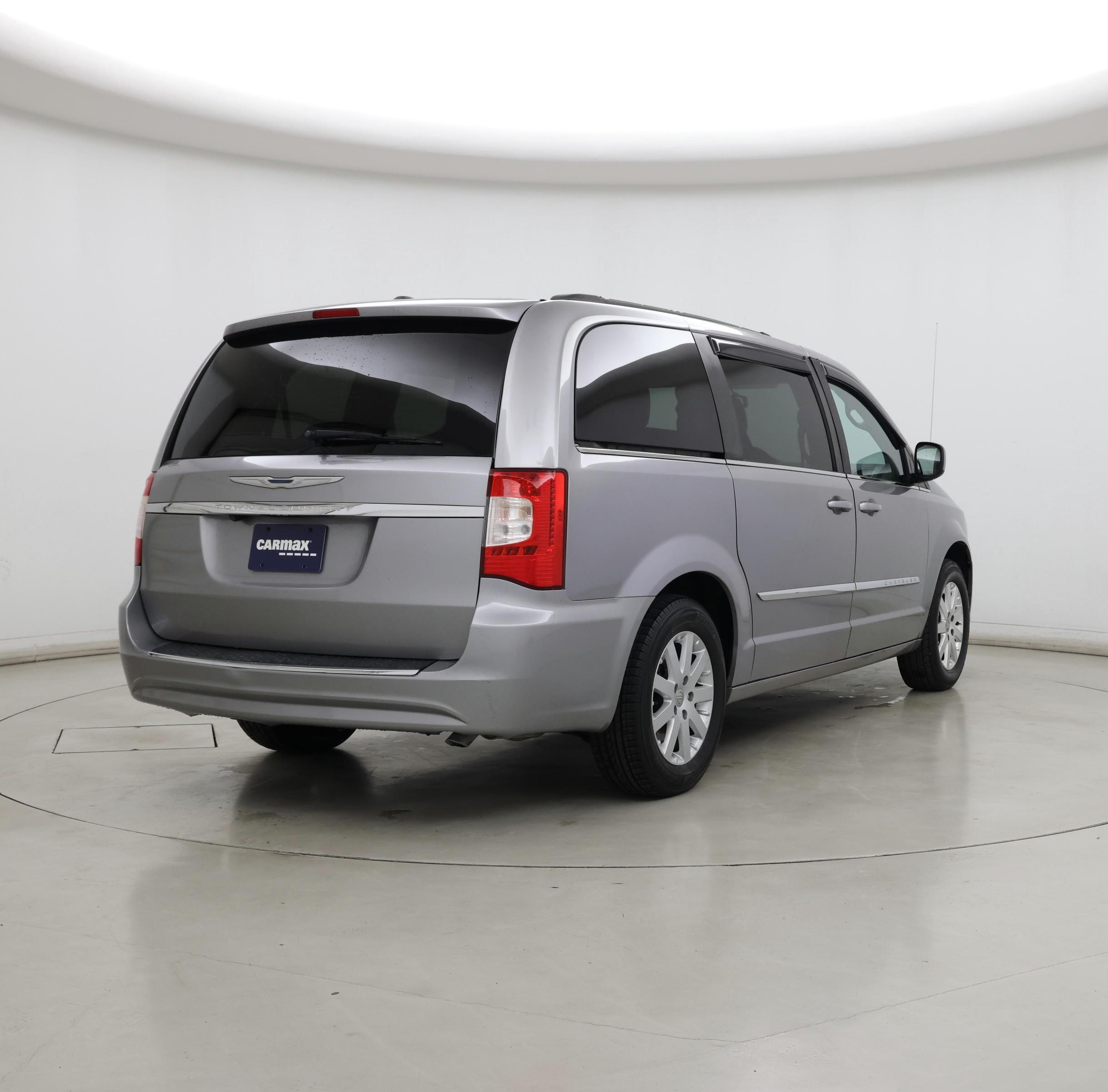 Thumbnail: 2016 Chrysler Town & Country - 8
