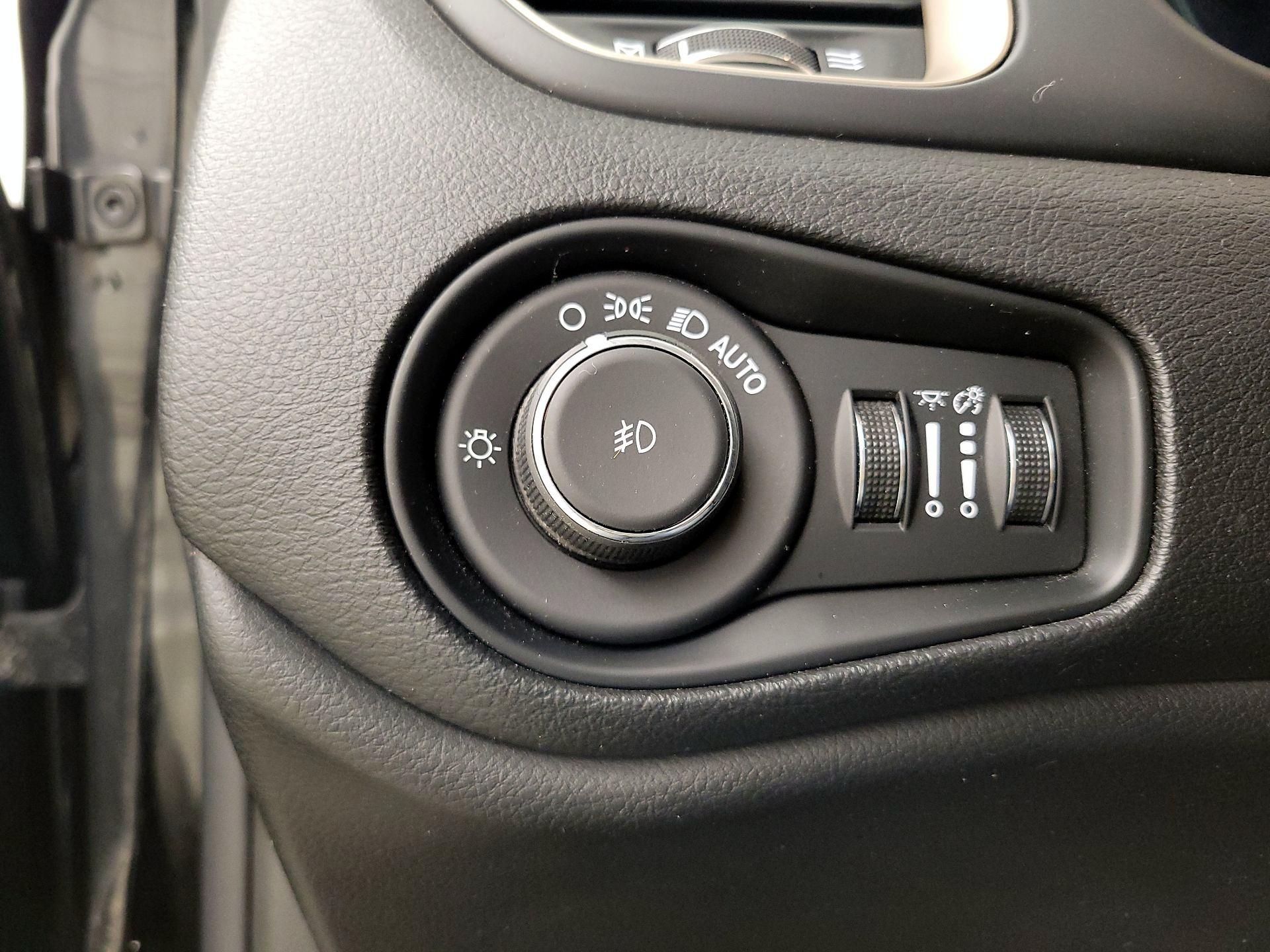 Thumbnail: 2016 Jeep Renegade - 13