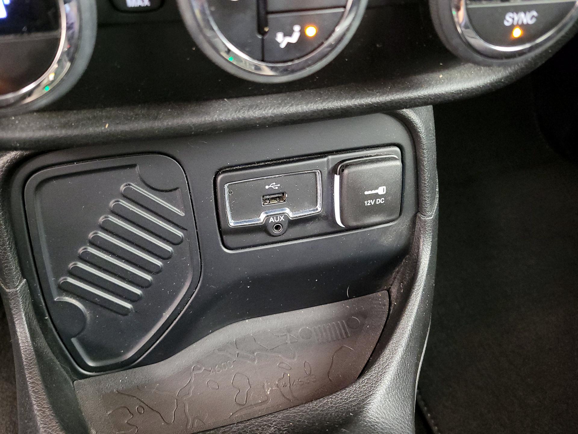 Thumbnail: 2016 Jeep Renegade - 19