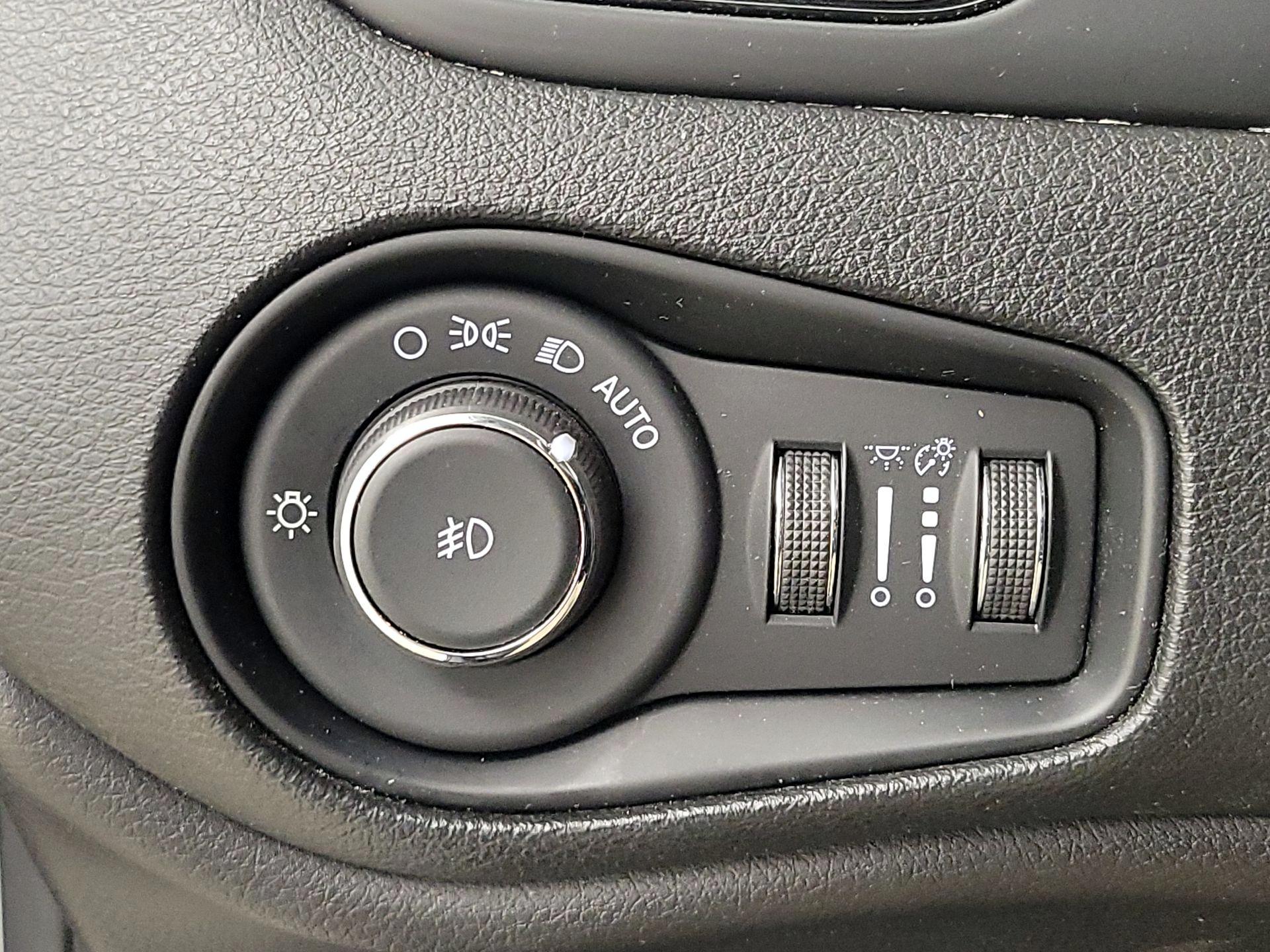 Thumbnail: 2018 Jeep Renegade - 13