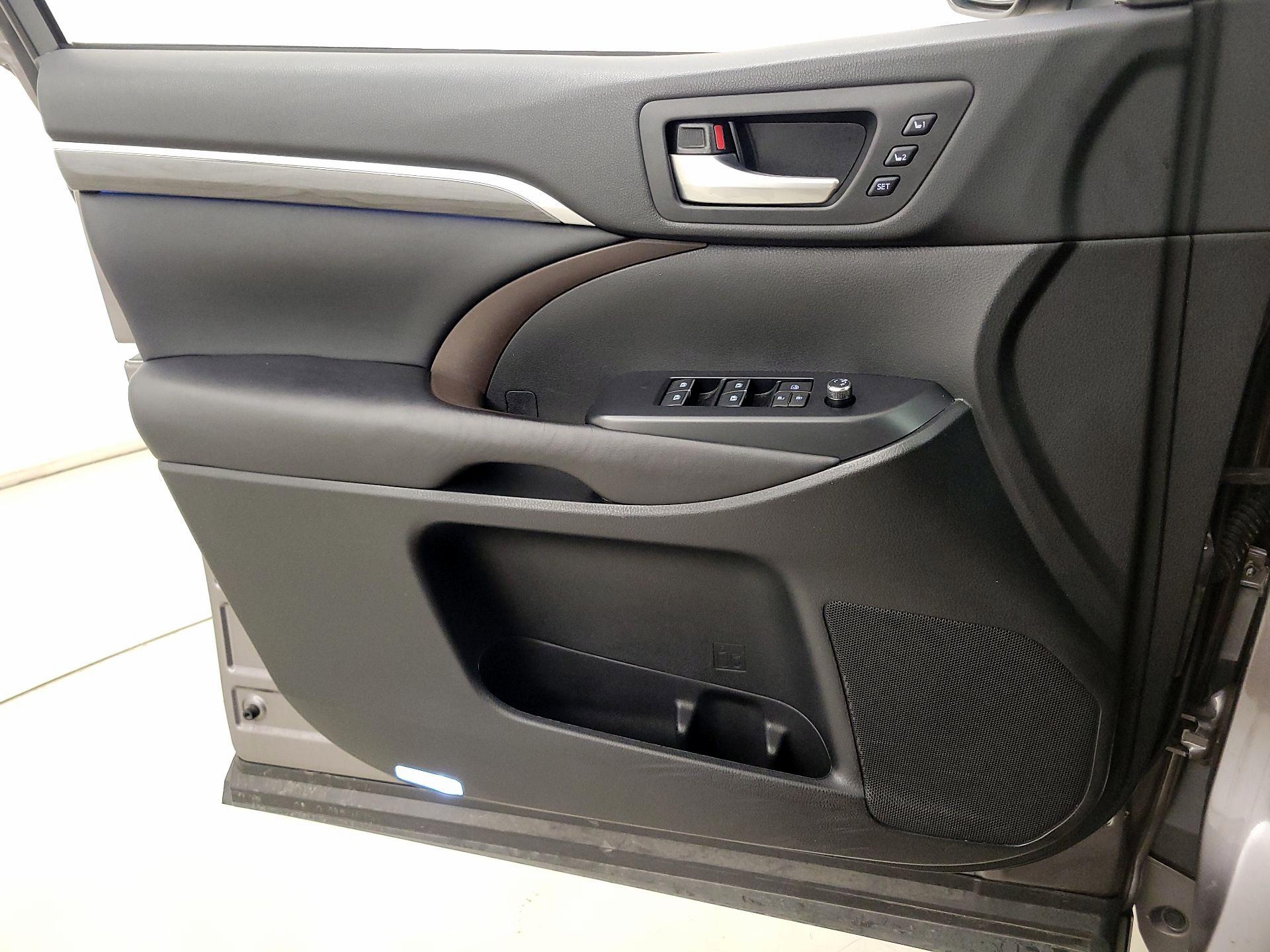 Thumbnail: 2017 Toyota Highlander - 12