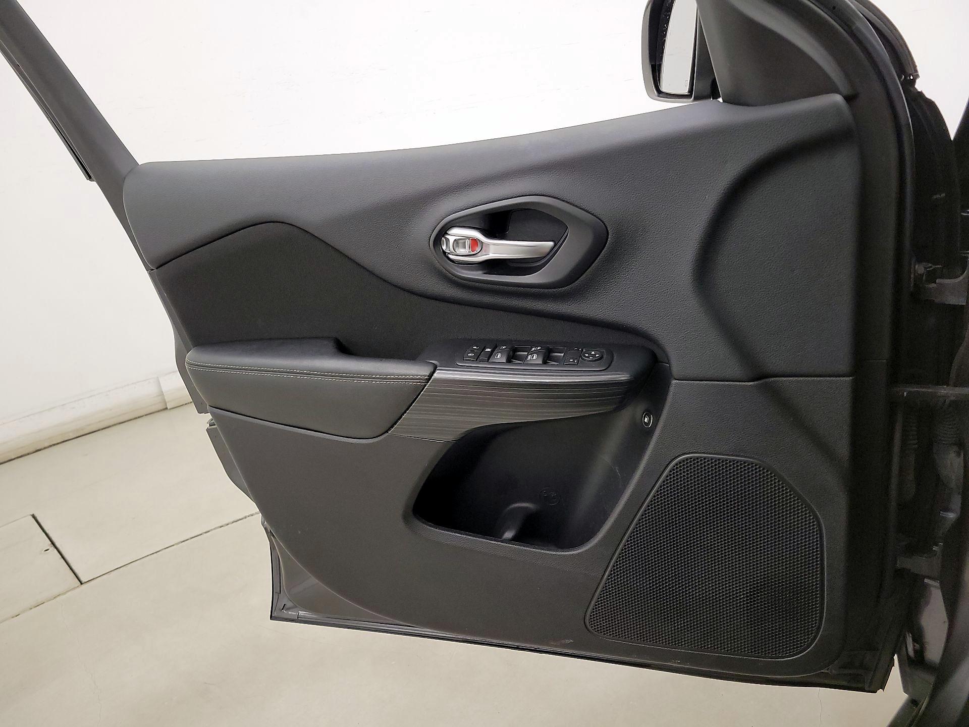 Thumbnail: 2016 Jeep Cherokee - 12