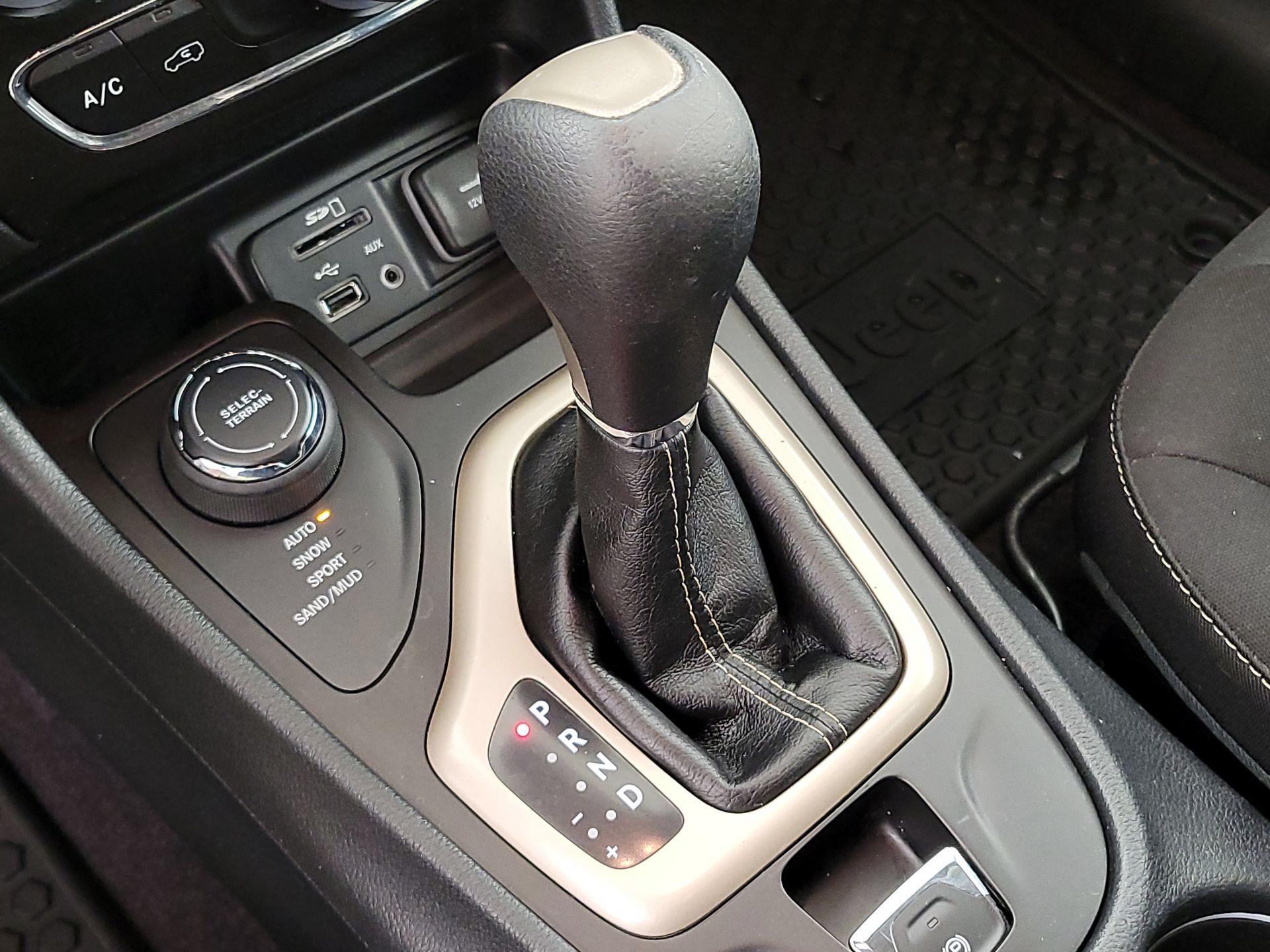 Thumbnail: 2016 Jeep Cherokee - 17