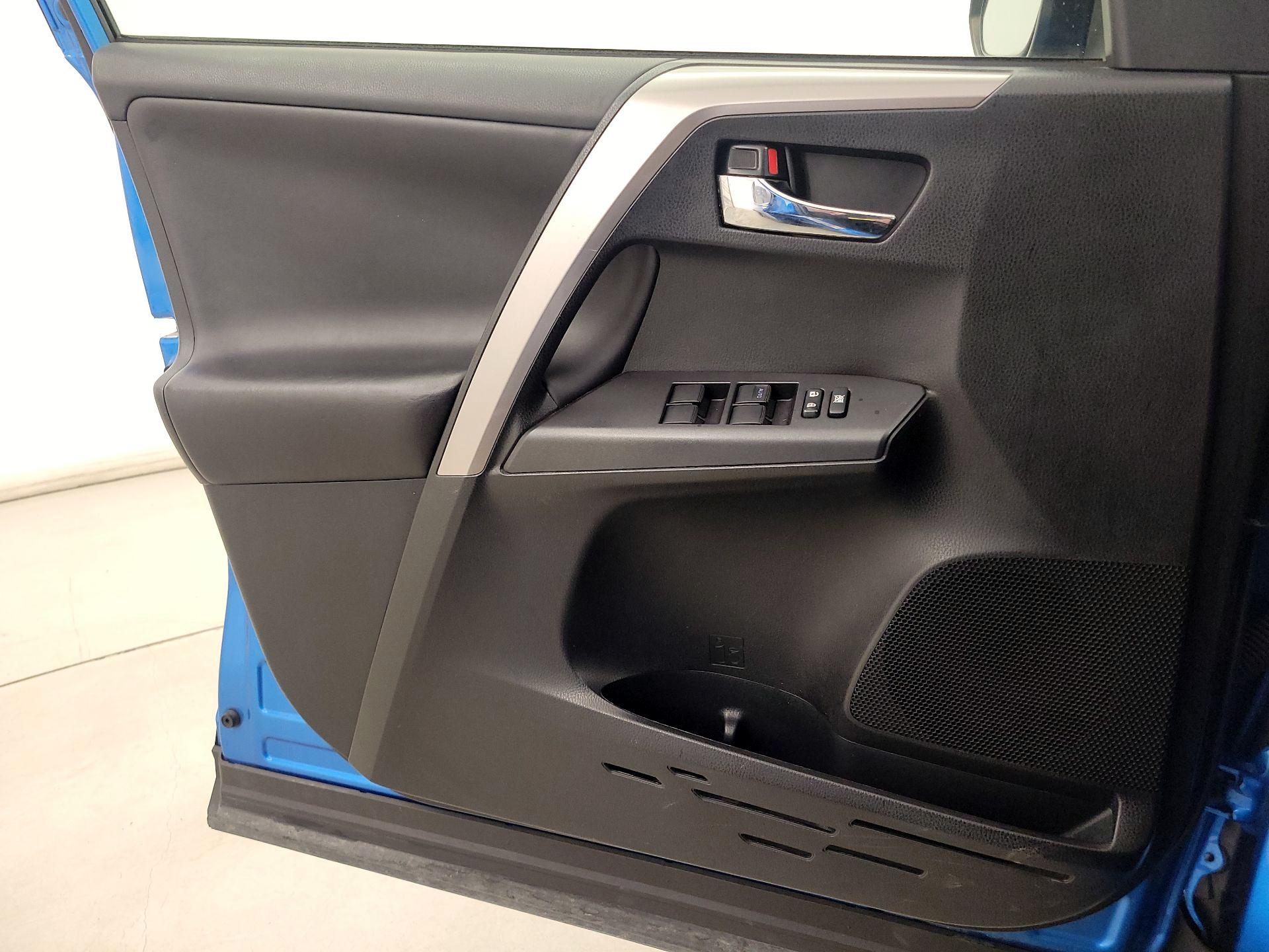 Thumbnail: 2018 Toyota RAV4 - 12