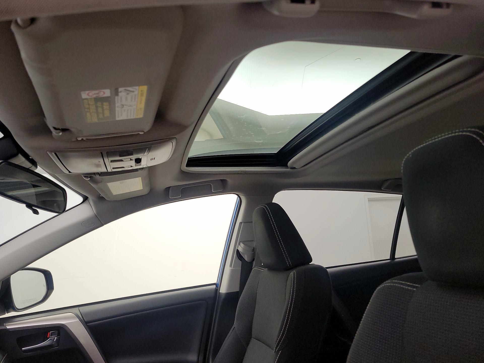 Thumbnail: 2018 Toyota RAV4 - 19