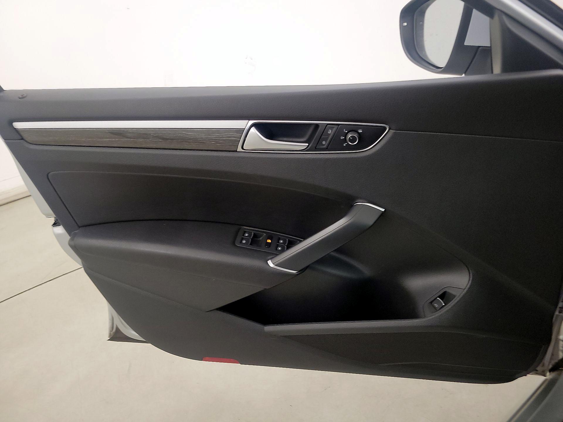 Thumbnail: 2016 Volkswagen Passat - 12