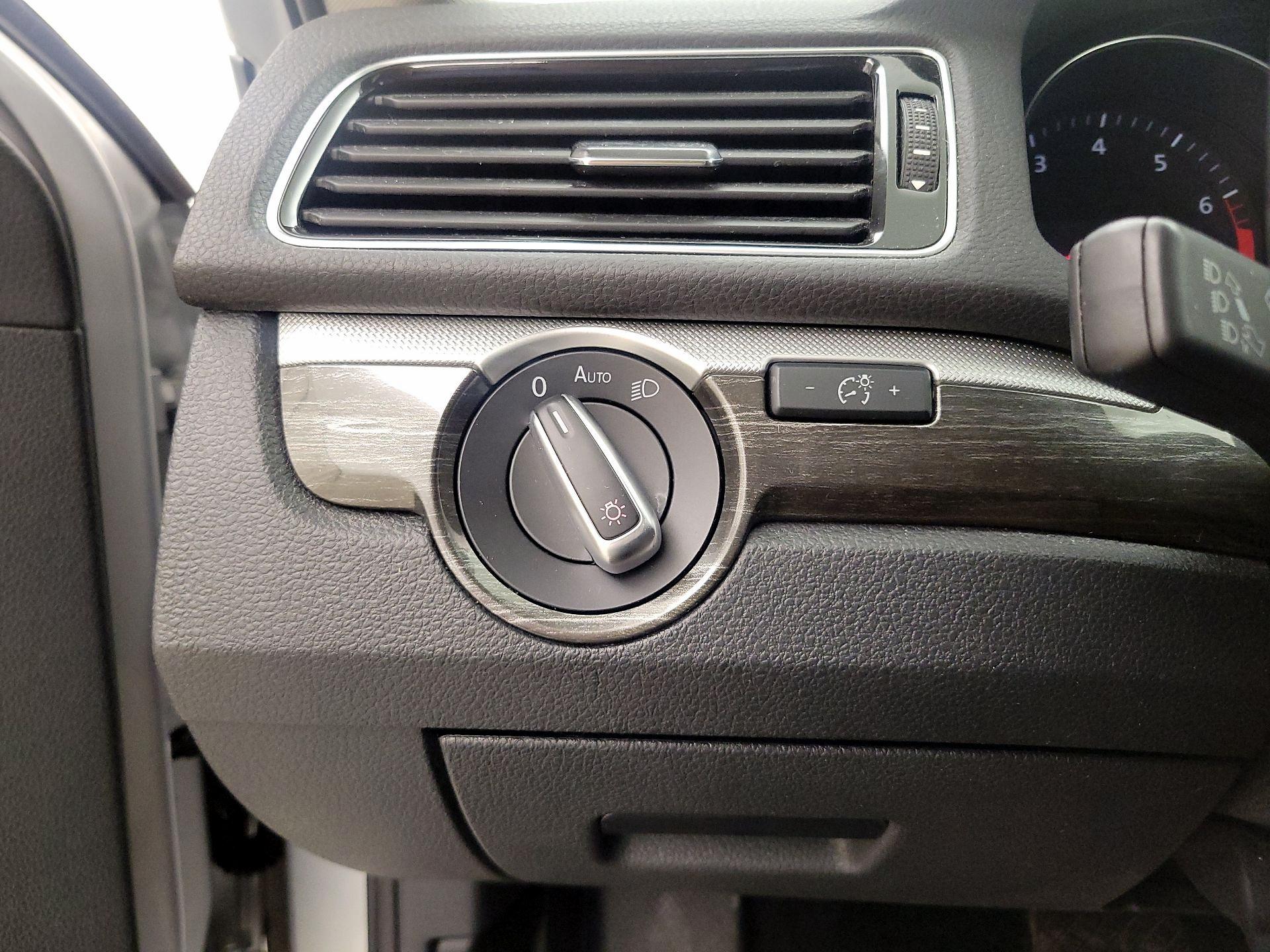 Thumbnail: 2016 Volkswagen Passat - 13