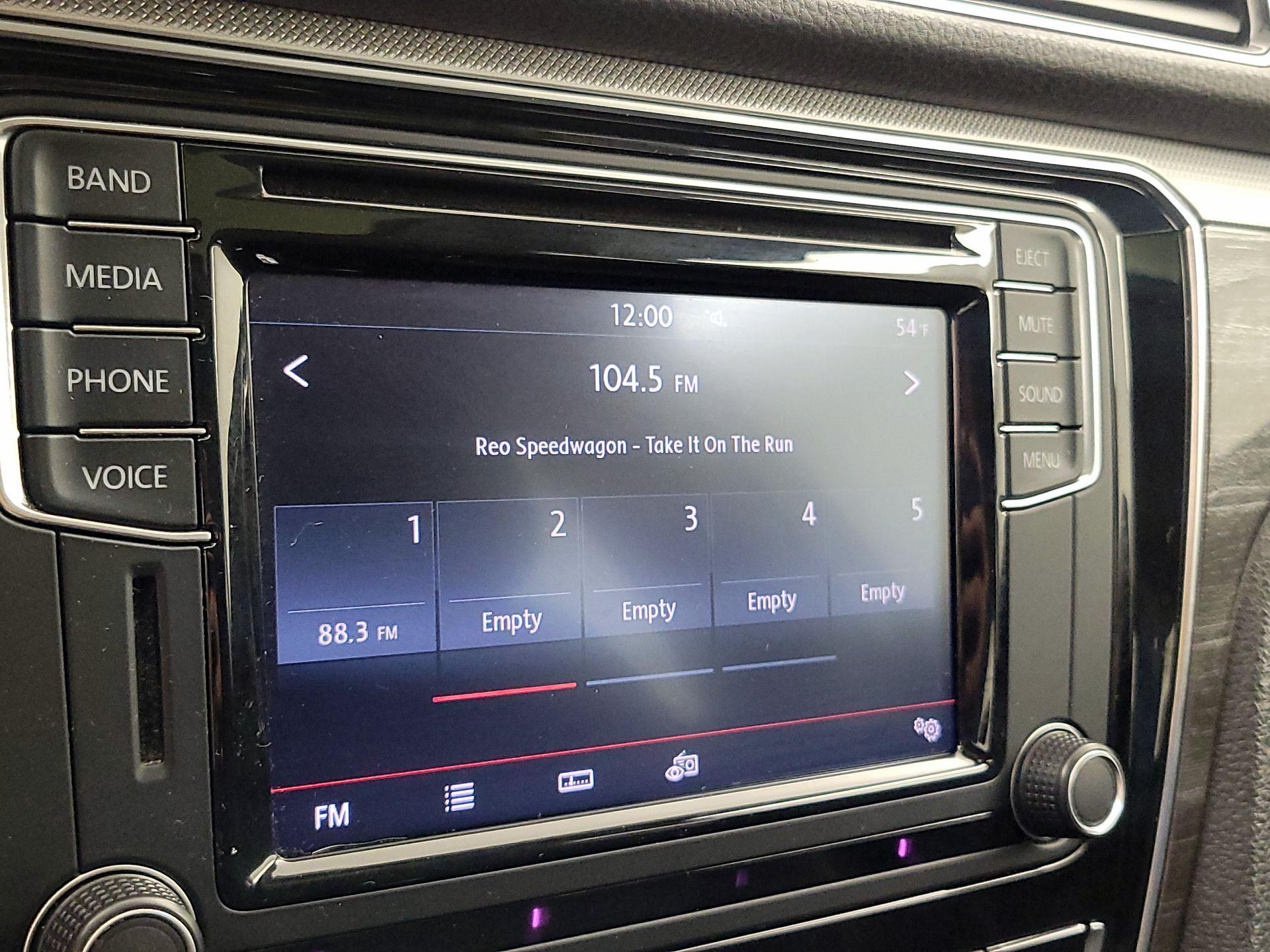 Thumbnail: 2016 Volkswagen Passat - 15