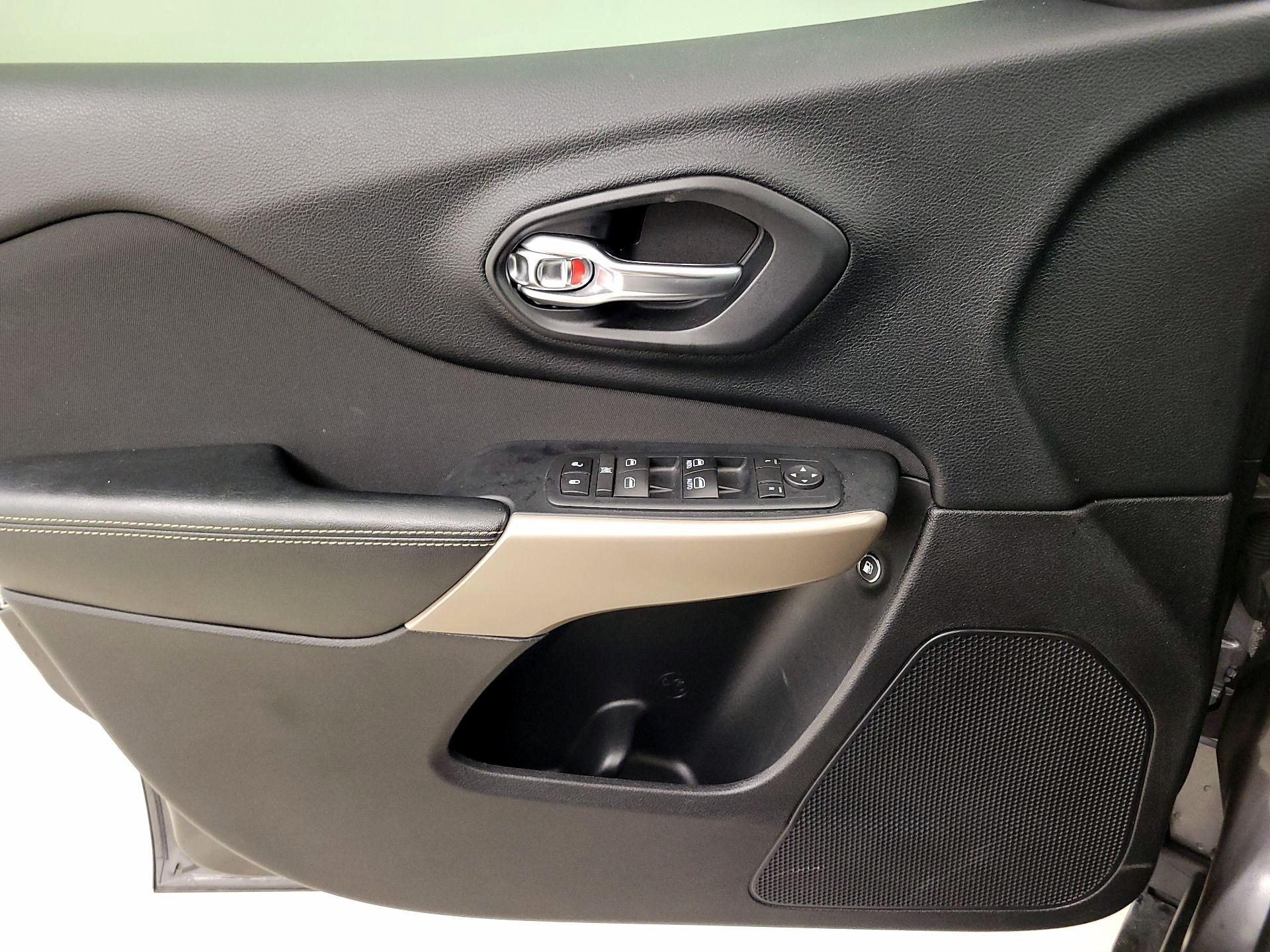 Thumbnail: 2017 Jeep Cherokee - 12