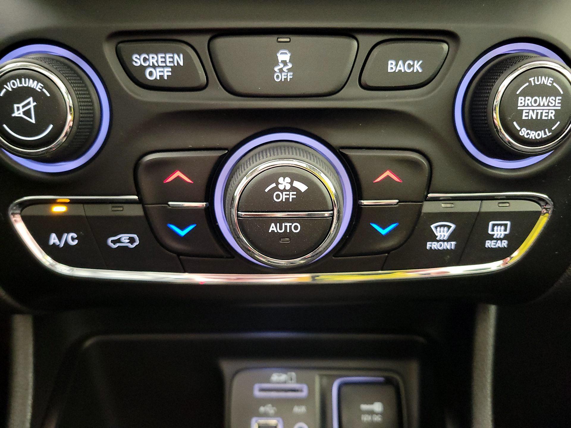 Thumbnail: 2017 Jeep Cherokee - 16