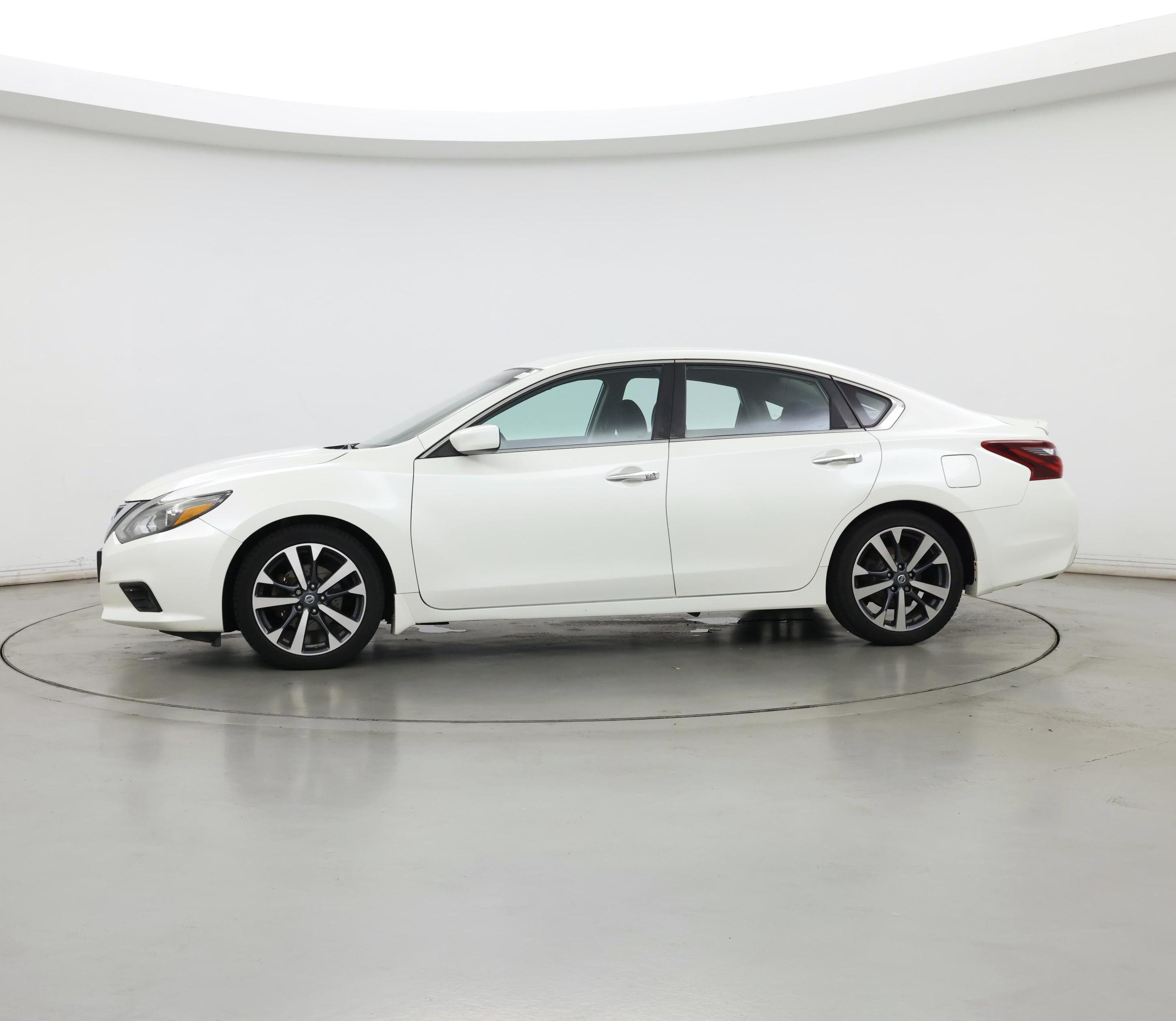 Thumbnail: 2017 Nissan Altima - 3
