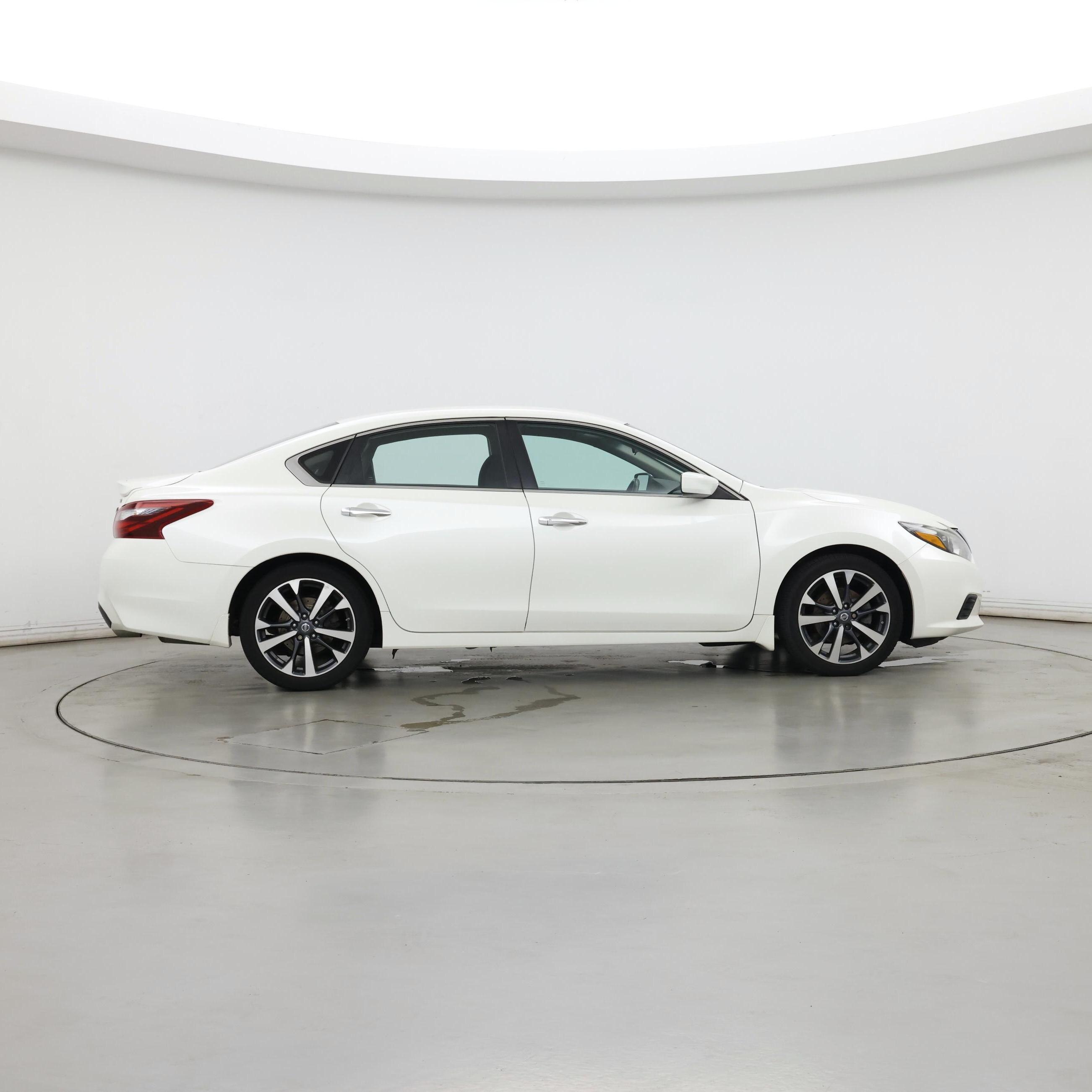 Thumbnail: 2017 Nissan Altima - 7