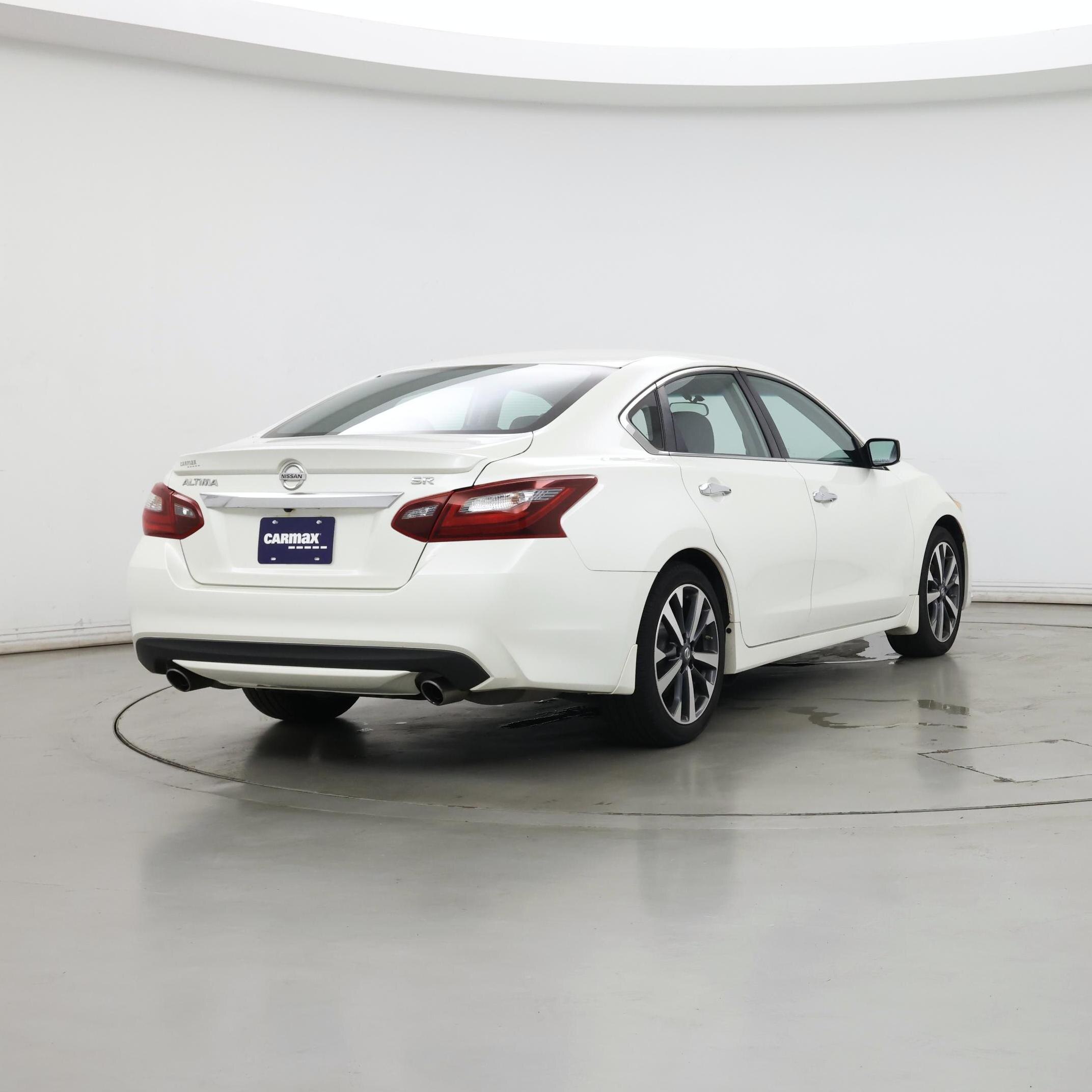 Thumbnail: 2017 Nissan Altima - 8