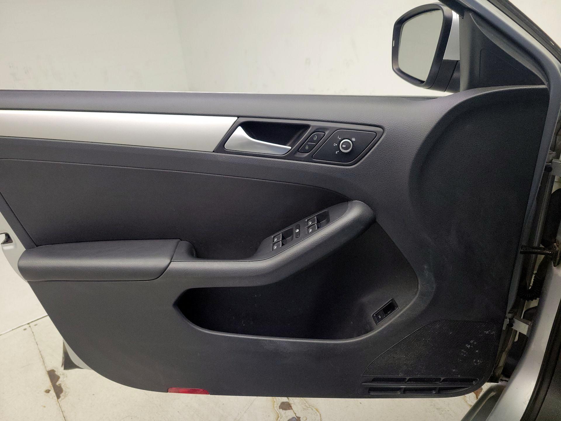 Thumbnail: 2014 Volkswagen Jetta - 12
