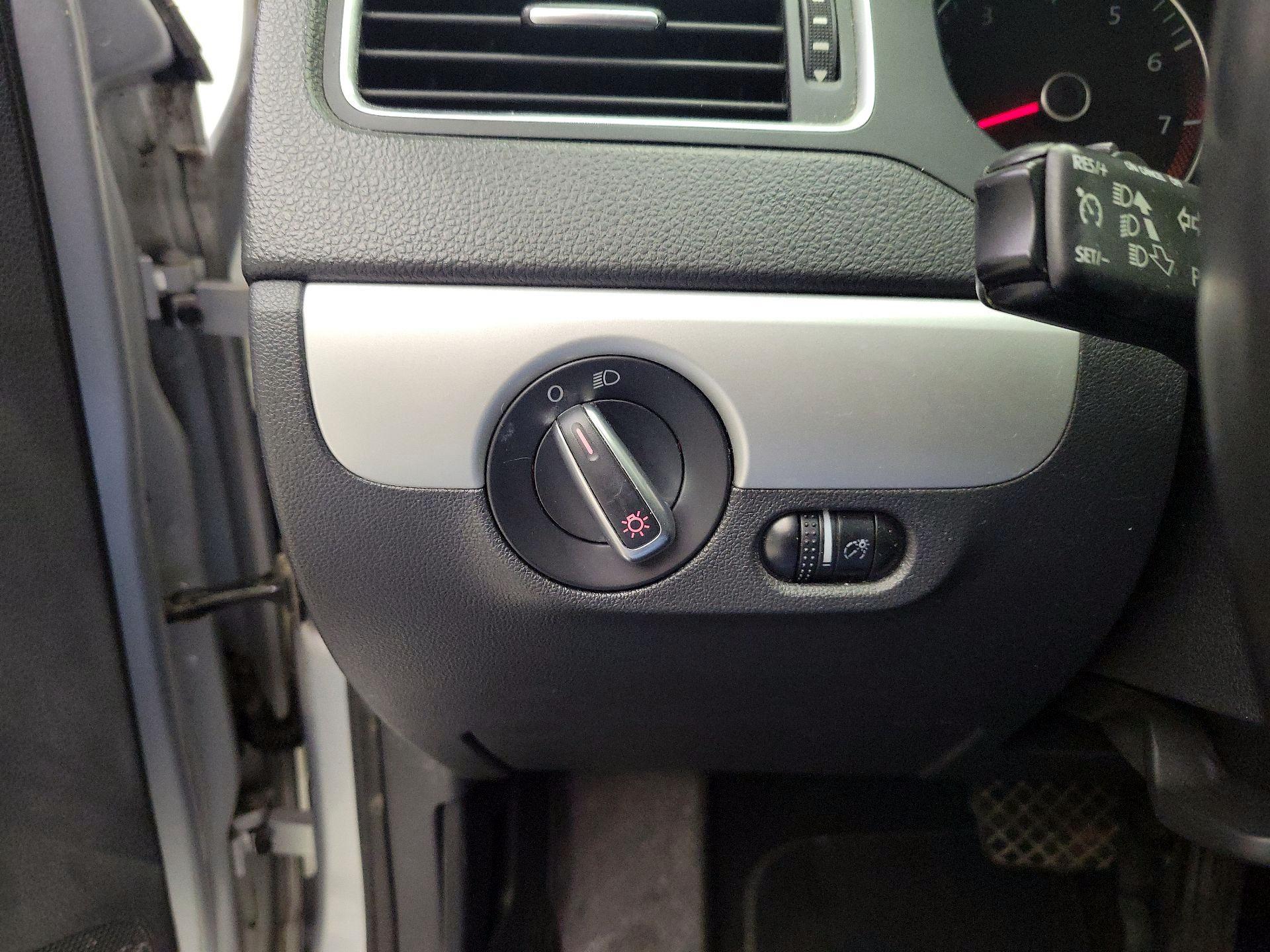 Thumbnail: 2014 Volkswagen Jetta - 13