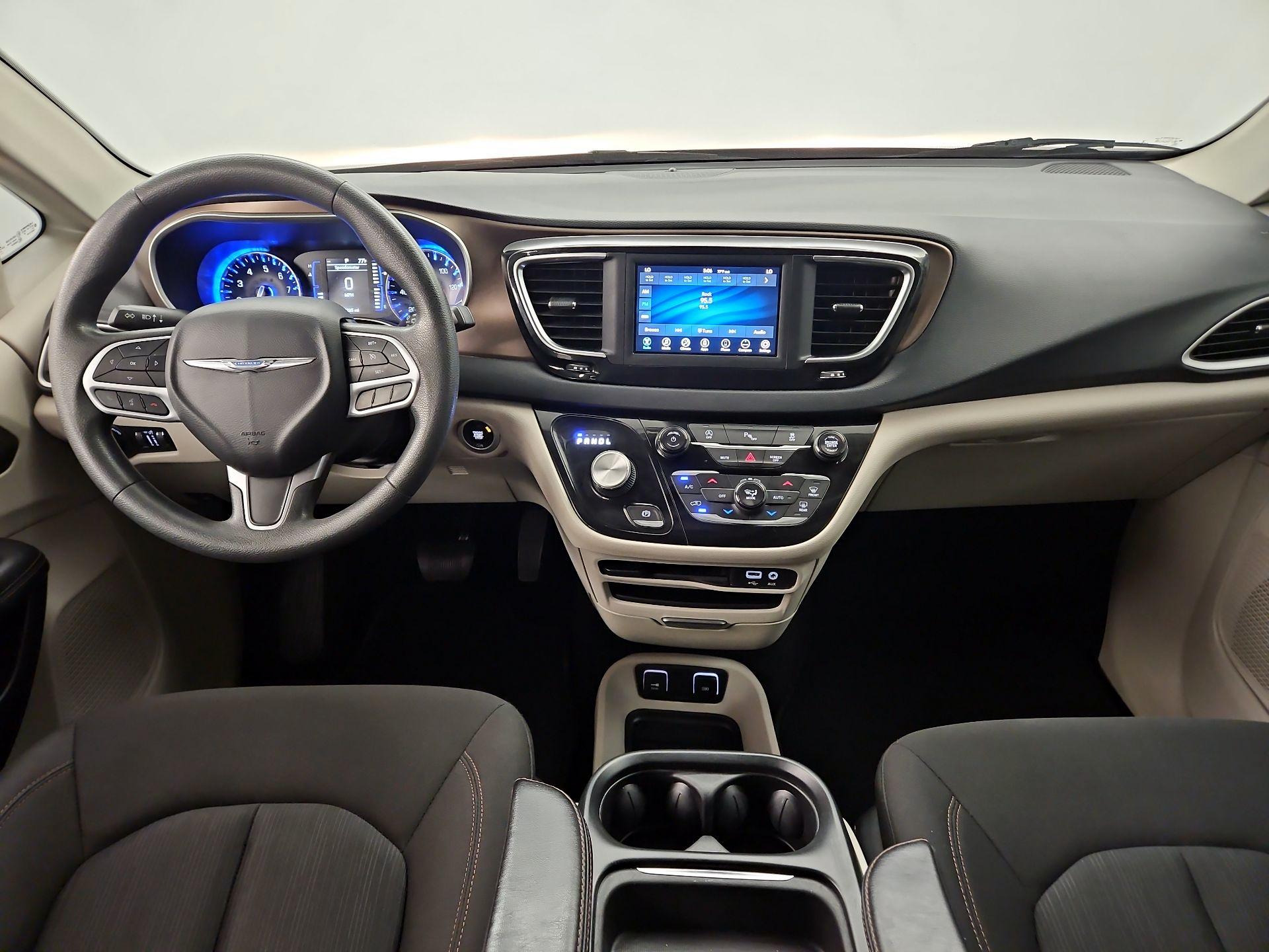 Thumbnail: 2018 Chrysler Pacifica - 9