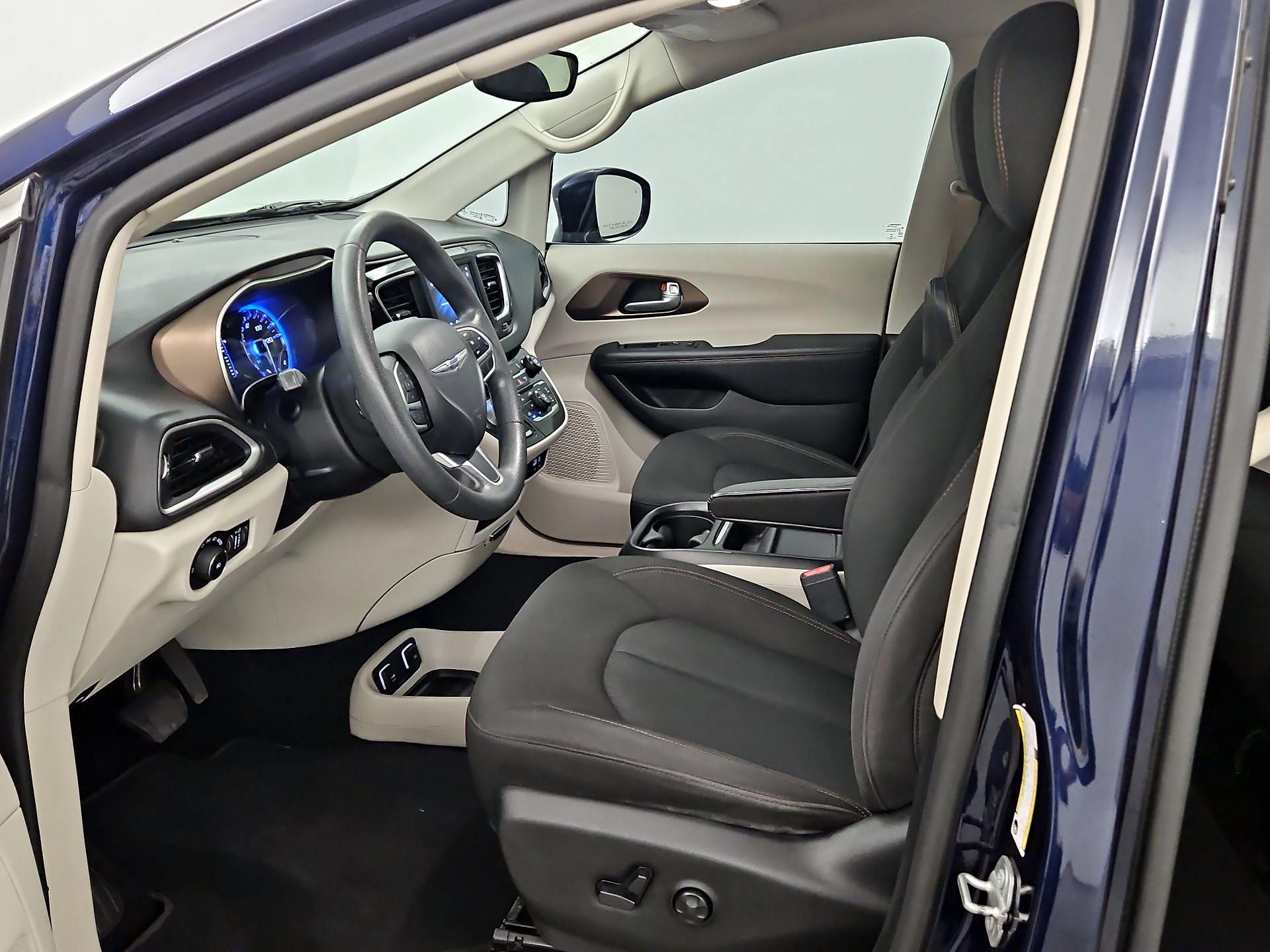 Thumbnail: 2018 Chrysler Pacifica - 11