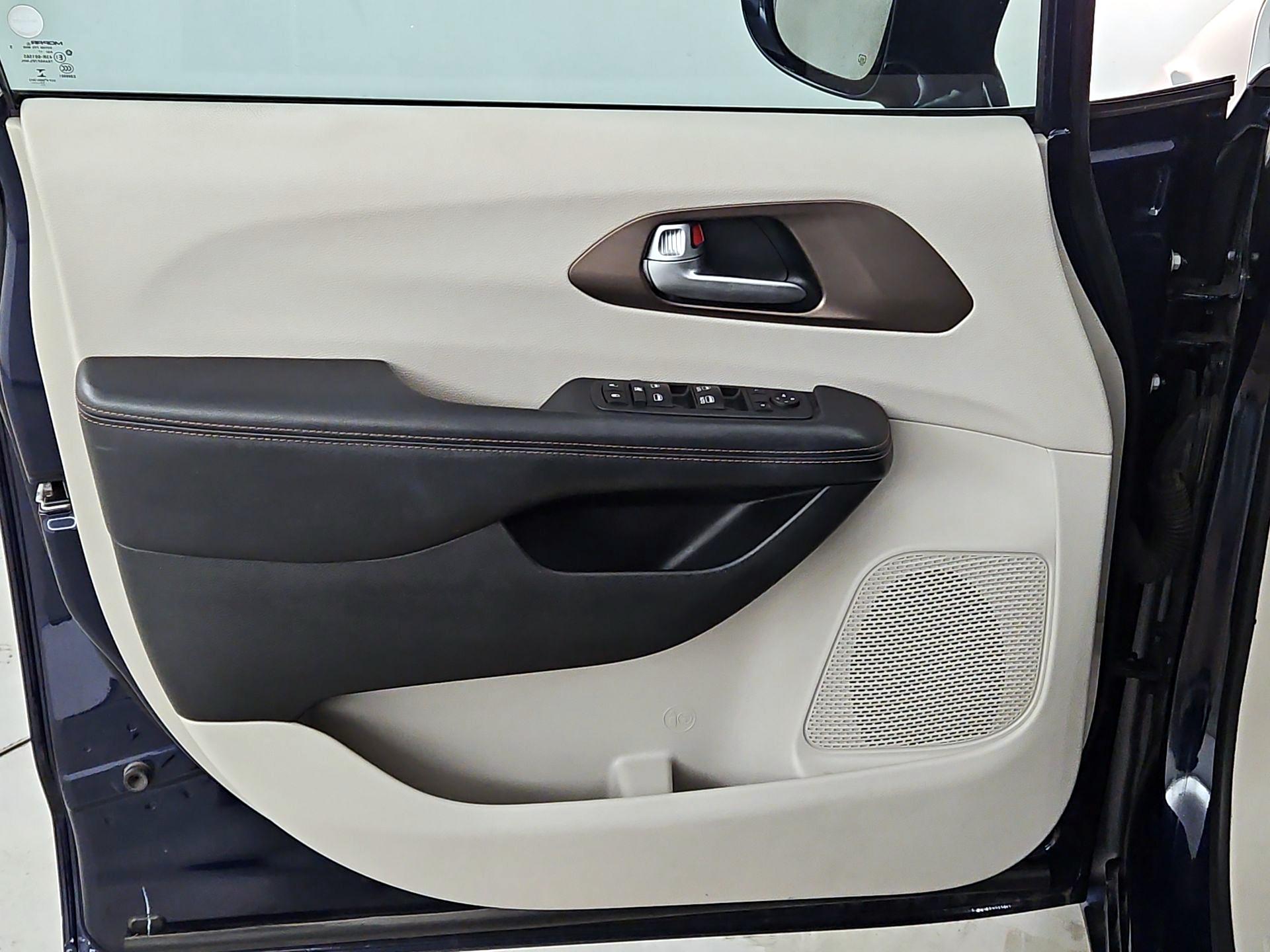 Thumbnail: 2018 Chrysler Pacifica - 12