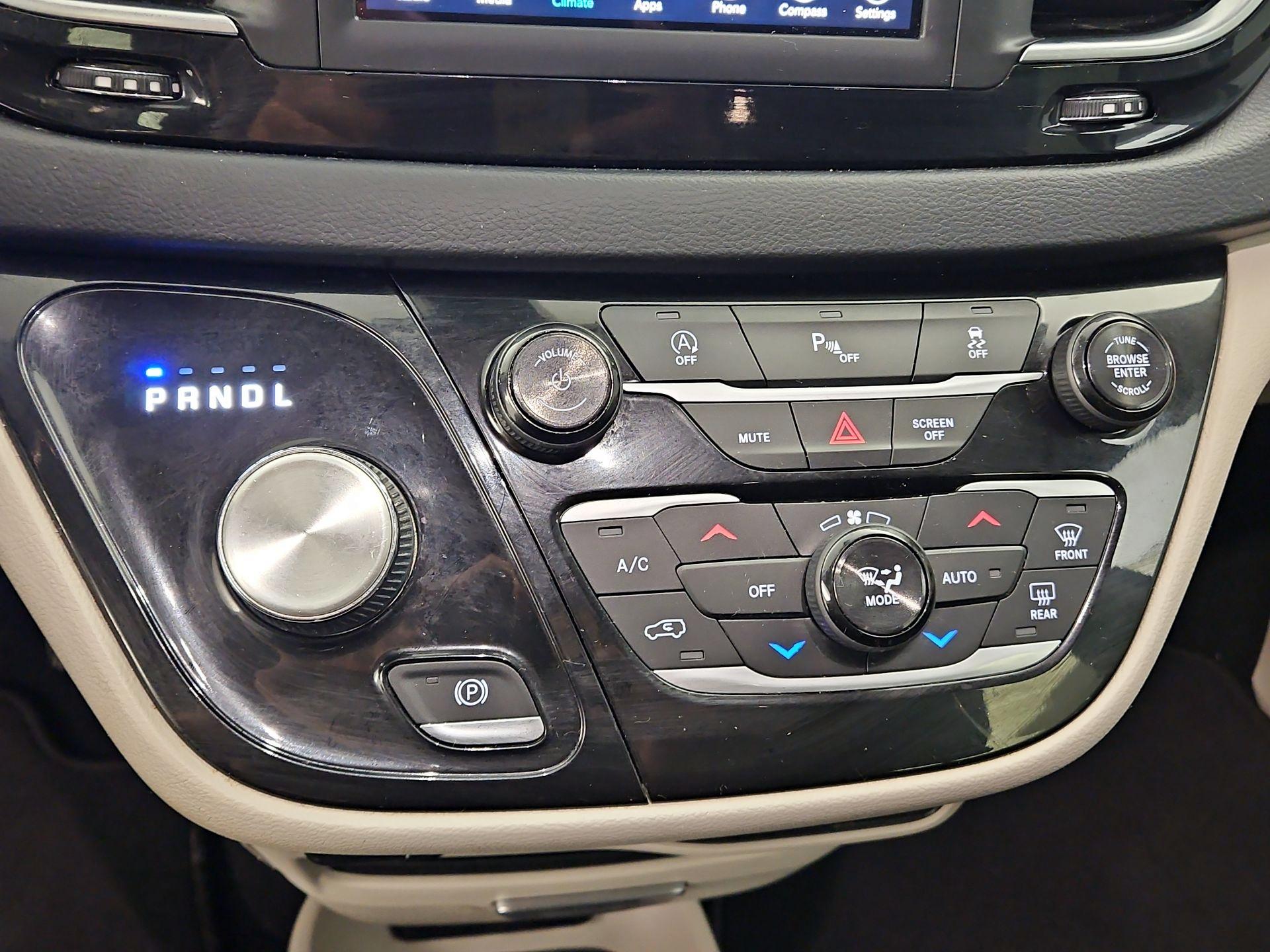 Thumbnail: 2018 Chrysler Pacifica - 17