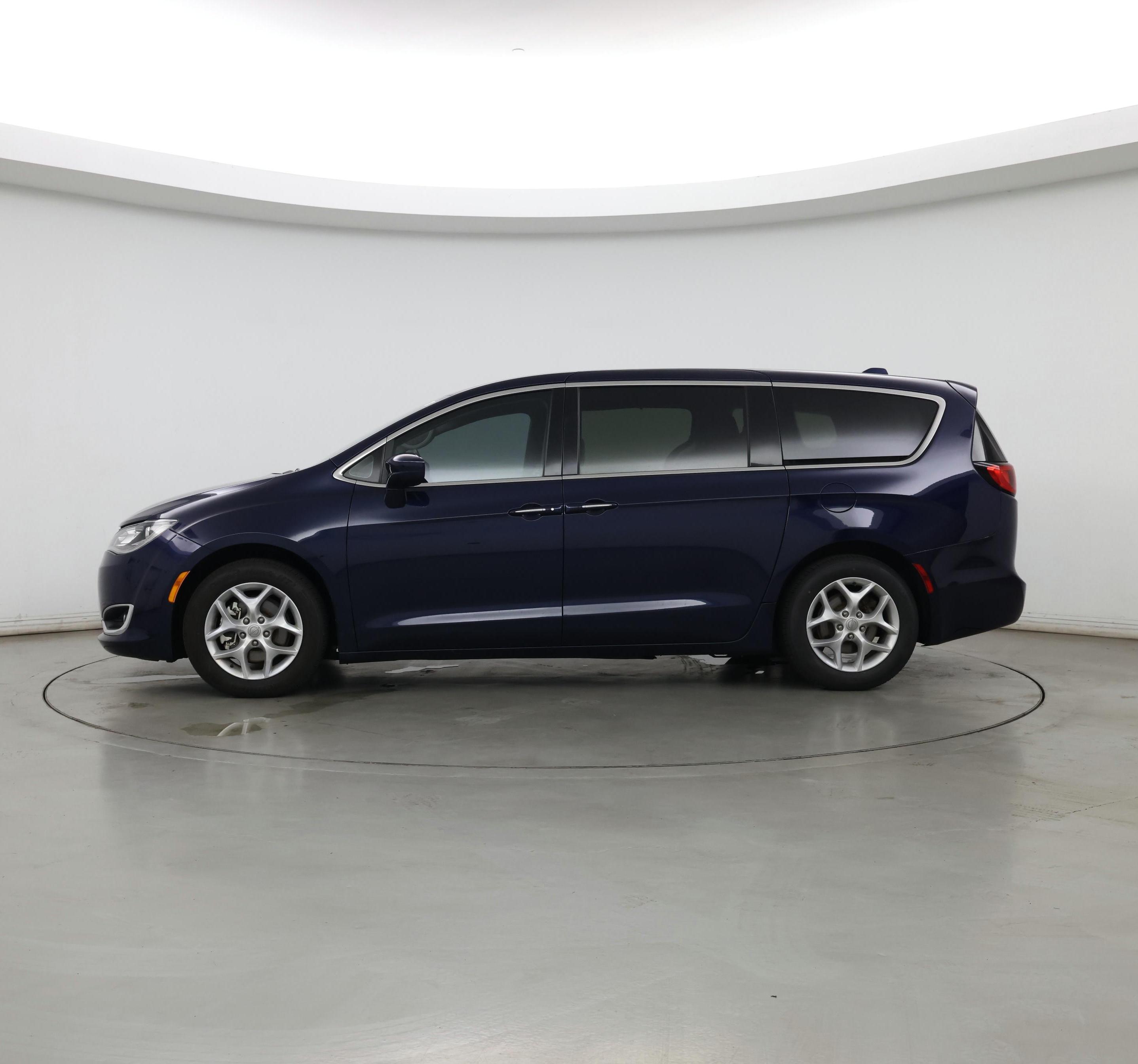 Thumbnail: 2018 Chrysler Pacifica - 3