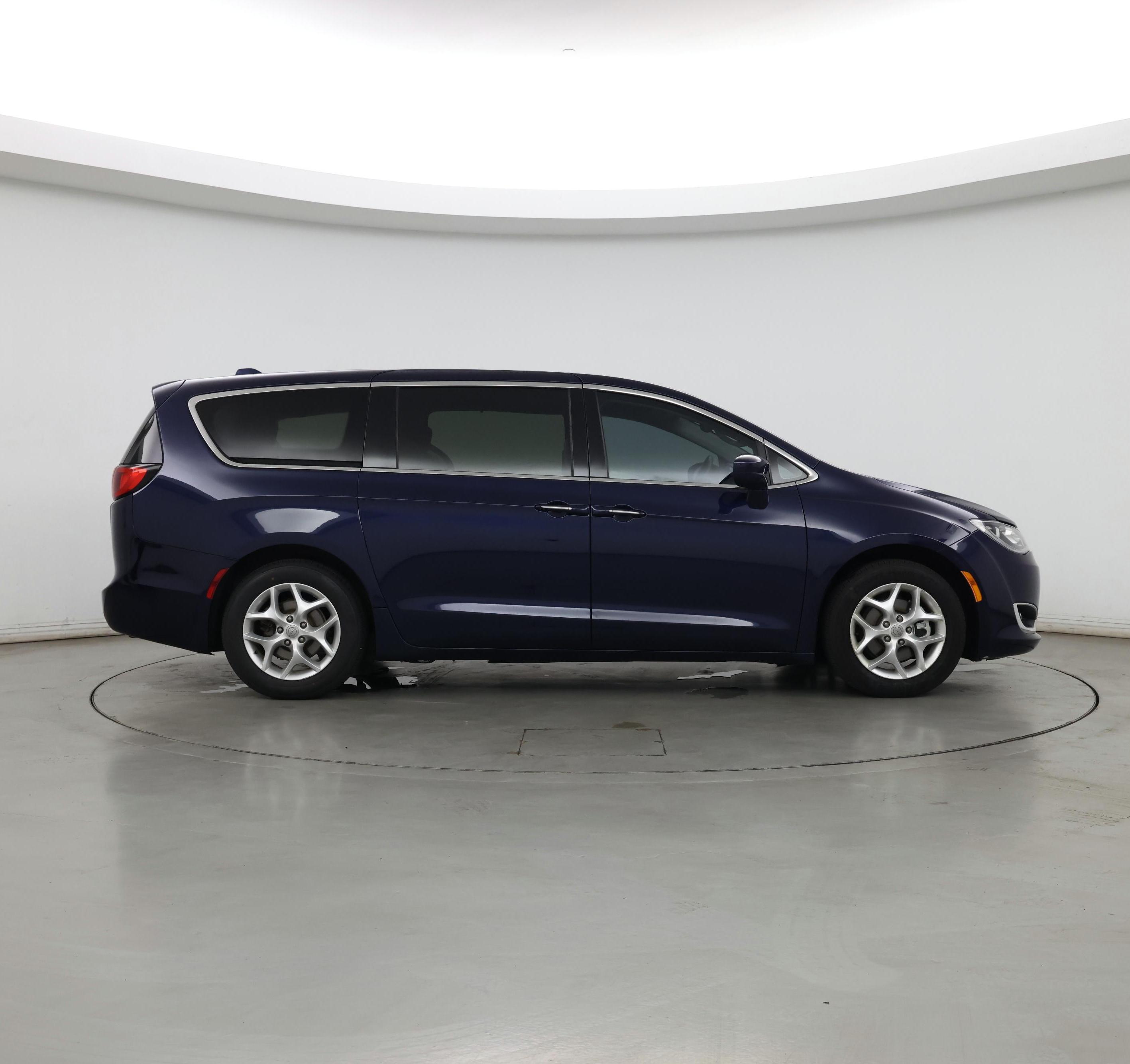 Thumbnail: 2018 Chrysler Pacifica - 7