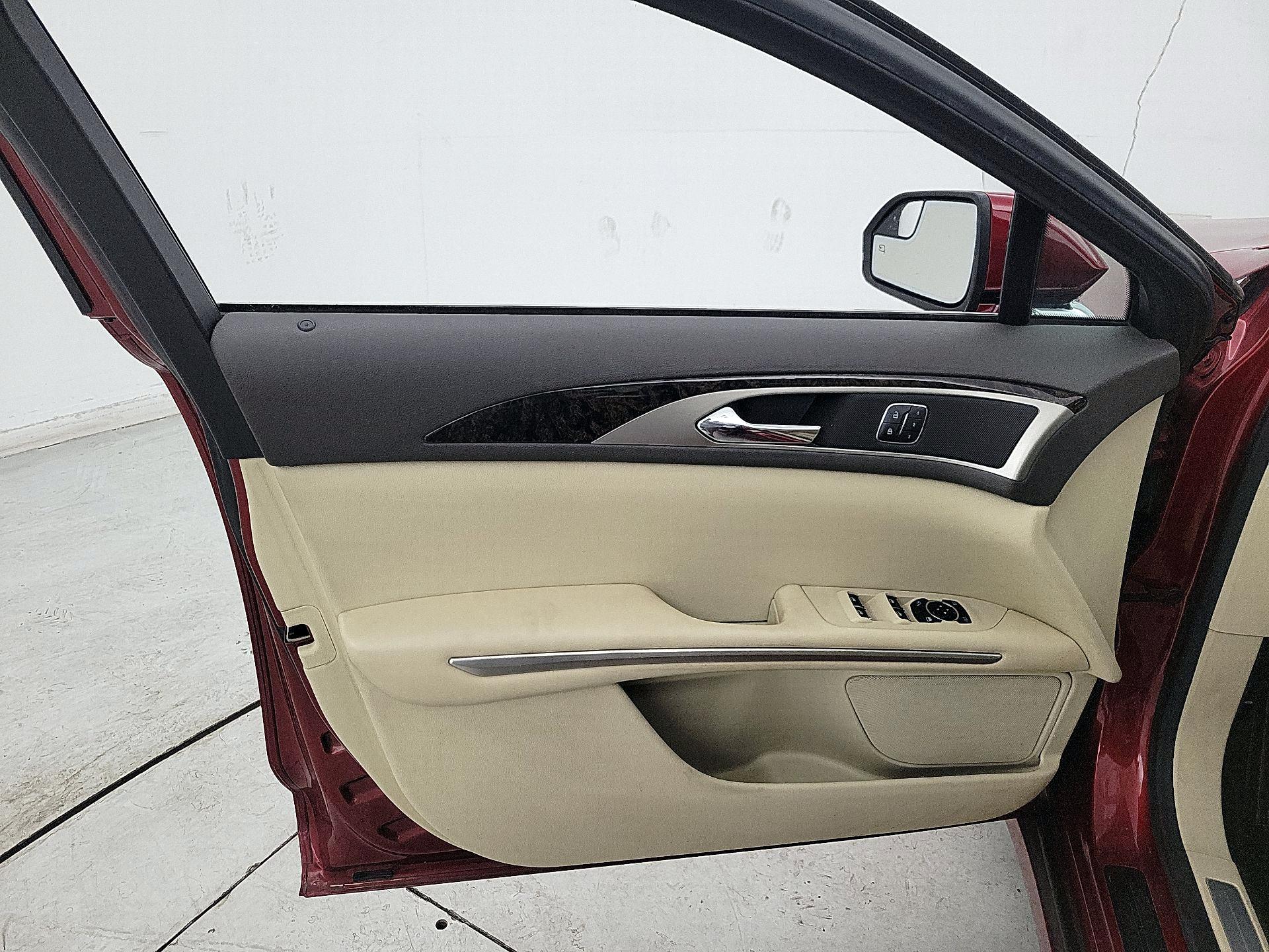Thumbnail: 2015 Lincoln MKZ - 12